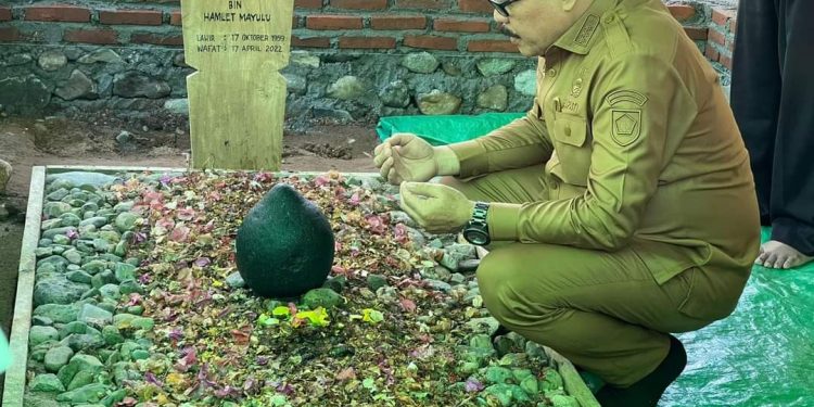 Pj Bupati Bolmong Ziara ke Makam Herson Mayulu