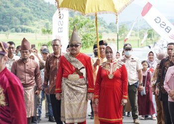 Penjabat Bupati Bolmong Bersama Ketua Tim Penggerak PKK Dijemput Adat
