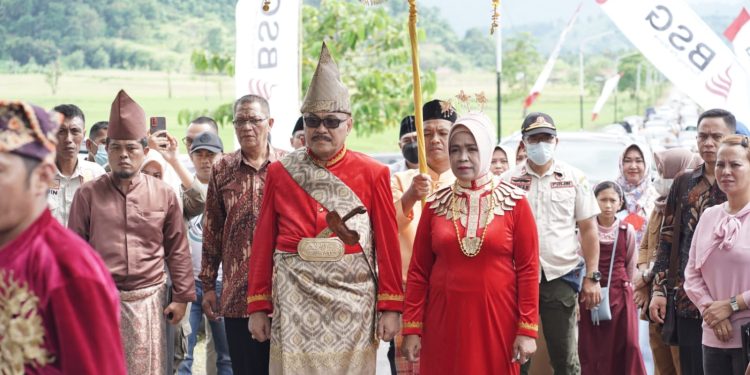 Penjabat Bupati Bolmong Bersama Ketua Tim Penggerak PKK Dijemput Adat
