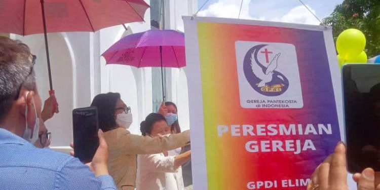 Bupati Yasti Resmikan Gedung GPdI Elim Poigar