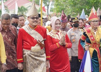 Pj Bupati Bolmong Limi Mokodompit Mendapat Gelar Kolano