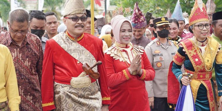 Pj Bupati Bolmong Limi Mokodompit Mendapat Gelar Kolano