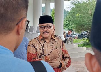 TOTABUAN.CO BOLMONG -- Penjabat (Pj) Bupati Bolaang Mongondow (Bolmong) Limi Mokodompit mengajak seluruh lapisan masyarakat untuk tetap kompak dan bersatu. Menurutnya keberhasilan suatu daerah, dibutuhkan persatuan masyarakat untuk menjadikan kabupaten Bolmong lebih baik lagi. “Saya tidak bisa melakukan apa-apa di dalam menjalankan amanah ini tanpa adanya dukungan dari seluruh ASN serta seluruh elemen masyarakat,” ujar Limi disela-sela acara Mintahan atau doa Mintahang dalam rangka menempati rumah jabatan Jumat 27 Mei 2022. Menurutnya, di dalam pembangunan, masyarakat memegang peranan yang sangat penting, sehingga diharapkan masyarakat pun selalu mendukung keberadaan pemerintah, dengan tetap menjaga kekompakan dan bersatu. Tujuannya membangun Kabupaten Bolmong  lebih baik. “Kerukunan harus tetap terjaga agar Kamtibmas di Bolmong tetap terjaga. Dengan kondisi keamanan yang baik, maka akan membantu kita dalam menjalankan program pembangunan selanjutnya,” , sambung Kadis DLH Provinsi Sulut ini. Kabupaten Bolmong merupakan daerah yang sangat strategis, sebagai pintu gerbang perekonomian. Untuk mewujudkan itu tentu kunci utamanya adalah Kamtibmas harus terjaga dengan baik. Berdasarkan SK Penjabat Bupati, Limi dipercayakan selama satu tahun. Tentu menjadi fokus dalam menjalankan tugas, yakni melanjutkan apa yang telah diprogram oleh pemerintahan Bupati dan Wakil Bupati periode 2017-2022. Ia menambahkan, di dalam menjalankan roda pemerintahan, ia pun mengajak seluruh OPD untuk melanjutkan program yang telah disepakati sebelumnya.  Terus menjadikan Bolmong harus lebih berkembang baik perekonomiannya maupun pembangunan di segala bidang. “Program kerja yang telah ditetapkan harus dilanjutkan sampai tuntas, saya minta kita harus lebih solid dan bekerja keras lagi dalam menyelesaikan seluruh program. Jangan sampai ada pekerjaan rumah yang belum terselesaikan, pelayanan kepada masyarakat hal yang paling utama,” katanya. Papa Fahmi sapaan akrab warga Bolmong pun mengucapkan terima kasih dengan penyambutan yang sangat luar biasa dan penuh kekeluargaan. Hal ini membuat dirinya semakin bersemangat dalam menjalani amanah untuk menakhodai roda pemerintahan di Kabupaten Bolmong. (*)