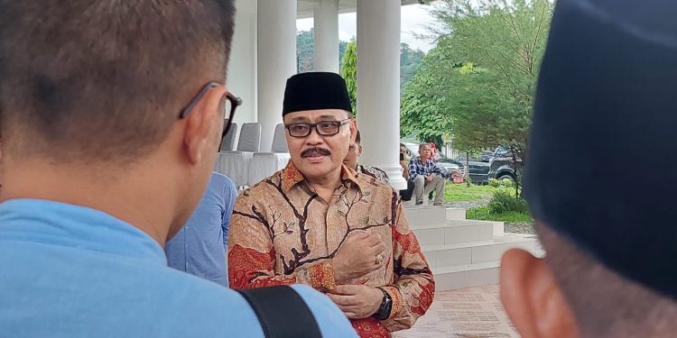 TOTABUAN.CO BOLMONG -- Penjabat (Pj) Bupati Bolaang Mongondow (Bolmong) Limi Mokodompit mengajak seluruh lapisan masyarakat untuk tetap kompak dan bersatu. Menurutnya keberhasilan suatu daerah, dibutuhkan persatuan masyarakat untuk menjadikan kabupaten Bolmong lebih baik lagi. “Saya tidak bisa melakukan apa-apa di dalam menjalankan amanah ini tanpa adanya dukungan dari seluruh ASN serta seluruh elemen masyarakat,” ujar Limi disela-sela acara Mintahan atau doa Mintahang dalam rangka menempati rumah jabatan Jumat 27 Mei 2022. Menurutnya, di dalam pembangunan, masyarakat memegang peranan yang sangat penting, sehingga diharapkan masyarakat pun selalu mendukung keberadaan pemerintah, dengan tetap menjaga kekompakan dan bersatu. Tujuannya membangun Kabupaten Bolmong  lebih baik. “Kerukunan harus tetap terjaga agar Kamtibmas di Bolmong tetap terjaga. Dengan kondisi keamanan yang baik, maka akan membantu kita dalam menjalankan program pembangunan selanjutnya,” , sambung Kadis DLH Provinsi Sulut ini. Kabupaten Bolmong merupakan daerah yang sangat strategis, sebagai pintu gerbang perekonomian. Untuk mewujudkan itu tentu kunci utamanya adalah Kamtibmas harus terjaga dengan baik. Berdasarkan SK Penjabat Bupati, Limi dipercayakan selama satu tahun. Tentu menjadi fokus dalam menjalankan tugas, yakni melanjutkan apa yang telah diprogram oleh pemerintahan Bupati dan Wakil Bupati periode 2017-2022. Ia menambahkan, di dalam menjalankan roda pemerintahan, ia pun mengajak seluruh OPD untuk melanjutkan program yang telah disepakati sebelumnya.  Terus menjadikan Bolmong harus lebih berkembang baik perekonomiannya maupun pembangunan di segala bidang. “Program kerja yang telah ditetapkan harus dilanjutkan sampai tuntas, saya minta kita harus lebih solid dan bekerja keras lagi dalam menyelesaikan seluruh program. Jangan sampai ada pekerjaan rumah yang belum terselesaikan, pelayanan kepada masyarakat hal yang paling utama,” katanya. Papa Fahmi sapaan akrab warga Bolmong pun mengucapkan terima kasih dengan penyambutan yang sangat luar biasa dan penuh kekeluargaan. Hal ini membuat dirinya semakin bersemangat dalam menjalani amanah untuk menakhodai roda pemerintahan di Kabupaten Bolmong. (*)
