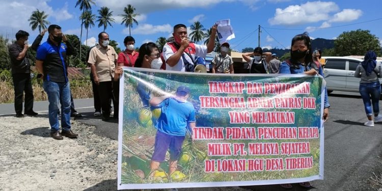 Warga Poigar Demo di Mapolres Bolmong Desak Abner Patras Cs Ditahan