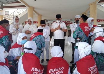 Penjabat Bupati Bolmong Limi Mokodompit Lepas Jamaah Calon Haji