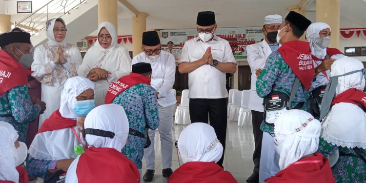 Penjabat Bupati Bolmong Limi Mokodompit Lepas Jamaah Calon Haji