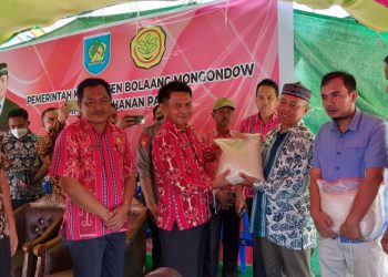 Pemkab Bolmong Serahkan 15 Ton Beras Pengisian Lumbung Pangan Masyarakat