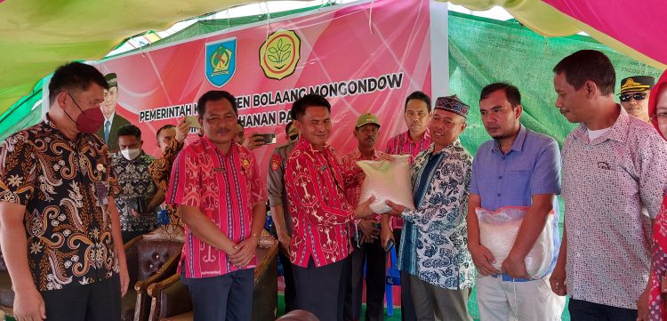 Pemkab Bolmong Serahkan 15 Ton Beras Pengisian Lumbung Pangan Masyarakat