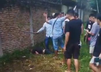 Sadis, Pemuda Diduga Sakit Jiwa Bacok Puluhan Warga