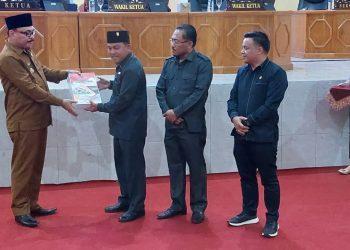 Pj Bupati Bolmong Limi Serahkan Ranperda LPJ APBD Tahun Anggaran 2021