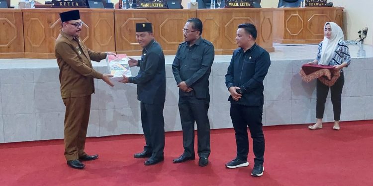 Pj Bupati Bolmong Limi Serahkan Ranperda LPJ APBD Tahun Anggaran 2021