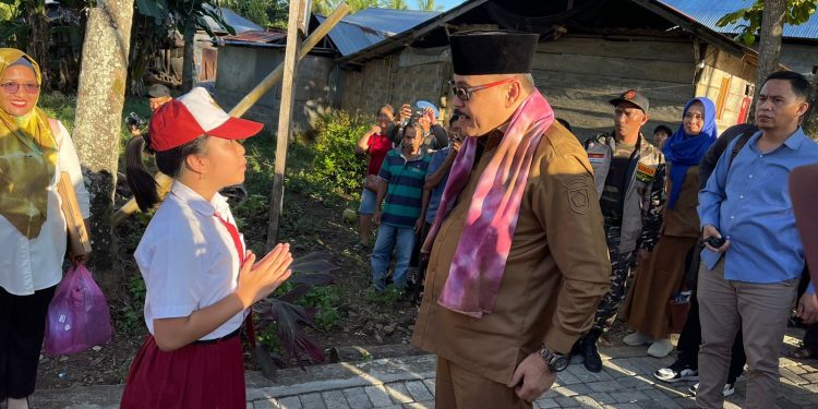Batik Jumputan Hasil Karya Siswa SD 2 Nonapan Jadi Salempang Pj Bupati Bolmong