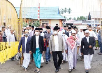 Pj Bupati Bolmong Limi Mokodompit Sholat Idul Adha di Kampung Halaman