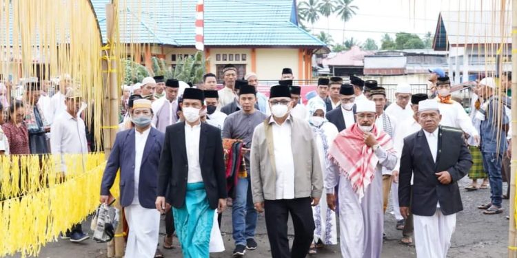 Pj Bupati Bolmong Limi Mokodompit Sholat Idul Adha di Kampung Halaman