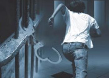 TOTABUAN.CO HUUKRIM -- Seorang tahanan kabur dari sel Polsek Sangtombolang.  Berdasarkan informasi yang didapat, identitasnya diketahui bernama Reza Modeong warga Desa Bolangat Kecamatan Sangtombolang Kabupaten Bolaang Mongondow (Bolmong). Reza diketahui sedang menjalani proses hukum karena terjerat kasus dugaan pencabulan.  Kapolsek Sangtombolang IPTU Gatot Daun ketika dikonfimasi tidak membantah peristiwa tersebut. Ia mengaku jajarannya dibantu tim Reskrim Polres Bolmong sedang melakulan pencarian. “Iya benar, ada tahanan yang melarikan diri dan saat ini sedang dalam pencarian,” ucap Gatot saat dikonfirmasi Selasa 26 Juli 2022. Gatot mengatakan, Reza berhasil kabur setelah berhasil mencongkel plafon sel tahanan. Kejadian itu terjadi sudah sepekan katanya.   “Sudah satu minggu kita melakukan pencarian,” tambahnya. Reza dilapor karena diduga melakukan tindak pidana pencabulan menghamili seorang gadis. Upaya pihak keluarga untuk melakukan mediasi melalui jalur pemerintah desa, justru tidak digubris hingga berujung ke meja Polisi. Gatot berharap pihak keluarga Reza untuk membantu agar Reza segera menyerahkan diri. (*)