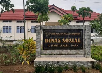 BOLMONG – Jabatan kepala dinas sosial Kabupaten Bolaang Mongondow yang dipercayakan kepada Abdul Haris Bambela, sementara dinonaktifkan. Penonaktifan tersebut, karena saat ini Abdul Haris Bambela sedang menghadapi proses hukum. “Iya, untuk sementara Pak Abdul Haris Bambela dinonaktifkan dari jabatannya,” ujar Kepala Badan Kepegawaian Pendidikan dan Pelatihan (BKPP) Bolmong Umarudin Amba Senin25 Juli 2022. Dia mengatakan, saat ini surat pengusulan Pelaksana tugas (Plt) Kadis Sosial sudah diusulkan ke Penjabat Bupati Bolmong Limi Mokodompit. Status Abdul Hadir Bambela kata Kepala BKPP Umarudin Amba, belum dipecat. Sebab belum ada keputusan hukum tetap atas kasus yang dihadapinya menyusul status  tersangka yang disandangnya dalam kasus dugaan korupsi RTLH tahun 2019 lalu. Amba mengatakan, sudah mengusulkan dua pejabat di luar dinas sosial. Sebab saat ini Sekretaris Dinas Sosial Raola Sugeha sudah memasuki masa pensiun. Ada dua pejabat yang sudah diusulkan ke Pejabat Pembina Kepegawaian (PPK) atau Pj Bupati. Yakni Asisten I Deker Rompas dan saah satu staf ahil bupati. Ia menyakini pelayanan di Dinas Sosial akan berjalan normal. “Pelayanan di Dinas sosial tetap akan berjalan normal. Karena berbagai program yang direncanakan tahun ini harus dapat terealisasi dengan baik. Pemerintah daerah menghormati proses hukum yang dijalaninya,” katanya. "Jadi sampai kasusnya berketetapan hukum atau incracht barulah kita tentukan pejabat definitifnya melalui proses lelang jabatan. Maka selama proses hukum berjalan Dinas Sosial akan dijalankan oleh seorang Plt," sambungnya. Sebagaimana diketahui, Abdul Haris Bambela ditetapkan sebagai tersangka kasus dugaan korupsi program RTLH tahun anggaran 2019 oleh Kejaksaan Negeri Kotamobagu. Selain Bambela, Penyidik Kejaksaan Kotamobagu juga ikut menahan SH yang merupakan kepala bidang serta JS sebagai kontrator. (*)