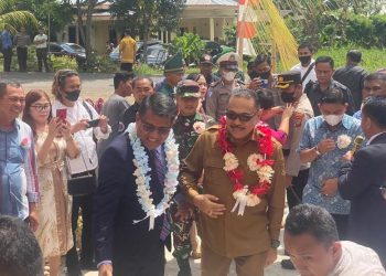 Penjabat Bupati Bolaang Mongondow (Bolmong) Limi Mokodompit meresmikan dan pentahbisan gedung Gereja Masehi Advent Hari Ketujuh di Desa Dumoga Kecamatan Dumoga Senin 25 Juli 2022. Dalam peresmian itu, Papa Fahmi sapaan akrab Limi Mokodompit menteruhkan, agar moment suka cita ini, memperkokoh semangat kebersamaan, serta memberikan nuansa baru untuk menumbuhkan tekad dan motivasi bagi warga Jemaat. “Semoga peristiwa suka cita ini, menjadi momentum yang tepat bagi kita semua untuk memperkokoh semangat kebersamaan, bagi warga dan jemaat yang ada di Dumoga,” kata Limi saat menyampaikan sambutan. Pada peresmian gedung Gereja, dihadiri Ketua DPRD Bolmong Welty Komaling, Forkopimda, para kepala desa dan BPD, para Pendeta, Gembala, Diaken dan sejumlah kepala desa. Menurut Limi, hadirnya gedung gereja yang baru diharapkan akan memberikan nuansa baru untuk menumbuhkan tekad dan motivasi bagi warga Jemaat dalam rangka peningkatan kualitas iman jemaat. Perjalanan kehidupan suatu jemaat Tuhan dalam membangun kualitas kehidupan lanjutnya, salah satunya pembangunan prasarana dan sarana peribadatan. Hal ini tidak lepas dari peran dan tanggung jawab bersama, baik itu masyarakat, warga jemaat dan pemerintah daerah. “Inilah bukti peningkatan kualitas kehidupan iman jemaat, yang senantiasa selalu bersyukur dan tetap mengandalkan Tuhan,” ungkapnya. “Semoga peresmian dan pentahbisan pada hari ini, senantiasa mendapat petunjuk dan bimbingan dari Tuhan Yang Maha Kasih. Dan kita semua tetap diberikan kekuatan dan kesehatan dalam melaksanakan tugas dan pengabdian kita kepada bangsa dan negara, lebih khusus pengabdian kita kepada Kabupaten Bolaang Mongondow yang kita cintai,” sambungnya. Diakhir sambutan, Pj Bupati Bolmong Limi Mokodompit menyampaikan ucapan selamat serta penghargaan dan apresiasi, kepada panitia pelaksana pembangunan gedung Gereja Masehi Advent Hari Ketujuh, atas kerja keras dan perjuangan yang dilandasi Iman.(*)