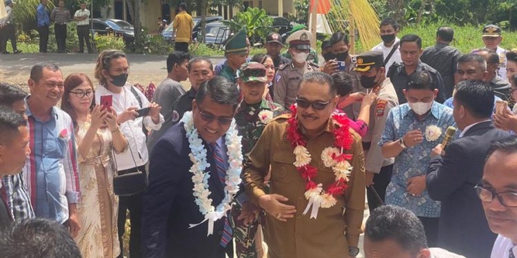 Penjabat Bupati Bolaang Mongondow (Bolmong) Limi Mokodompit meresmikan dan pentahbisan gedung Gereja Masehi Advent Hari Ketujuh di Desa Dumoga Kecamatan Dumoga Senin 25 Juli 2022. Dalam peresmian itu, Papa Fahmi sapaan akrab Limi Mokodompit menteruhkan, agar moment suka cita ini, memperkokoh semangat kebersamaan, serta memberikan nuansa baru untuk menumbuhkan tekad dan motivasi bagi warga Jemaat. “Semoga peristiwa suka cita ini, menjadi momentum yang tepat bagi kita semua untuk memperkokoh semangat kebersamaan, bagi warga dan jemaat yang ada di Dumoga,” kata Limi saat menyampaikan sambutan. Pada peresmian gedung Gereja, dihadiri Ketua DPRD Bolmong Welty Komaling, Forkopimda, para kepala desa dan BPD, para Pendeta, Gembala, Diaken dan sejumlah kepala desa. Menurut Limi, hadirnya gedung gereja yang baru diharapkan akan memberikan nuansa baru untuk menumbuhkan tekad dan motivasi bagi warga Jemaat dalam rangka peningkatan kualitas iman jemaat. Perjalanan kehidupan suatu jemaat Tuhan dalam membangun kualitas kehidupan lanjutnya, salah satunya pembangunan prasarana dan sarana peribadatan. Hal ini tidak lepas dari peran dan tanggung jawab bersama, baik itu masyarakat, warga jemaat dan pemerintah daerah. “Inilah bukti peningkatan kualitas kehidupan iman jemaat, yang senantiasa selalu bersyukur dan tetap mengandalkan Tuhan,” ungkapnya. “Semoga peresmian dan pentahbisan pada hari ini, senantiasa mendapat petunjuk dan bimbingan dari Tuhan Yang Maha Kasih. Dan kita semua tetap diberikan kekuatan dan kesehatan dalam melaksanakan tugas dan pengabdian kita kepada bangsa dan negara, lebih khusus pengabdian kita kepada Kabupaten Bolaang Mongondow yang kita cintai,” sambungnya. Diakhir sambutan, Pj Bupati Bolmong Limi Mokodompit menyampaikan ucapan selamat serta penghargaan dan apresiasi, kepada panitia pelaksana pembangunan gedung Gereja Masehi Advent Hari Ketujuh, atas kerja keras dan perjuangan yang dilandasi Iman.(*)