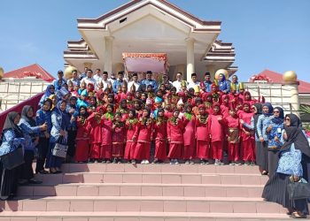 Pemkab Bolaang Mongondow (Bolmong) menggelar upacara dalam rangka Peringatan Hari Anak Nasional 2022 (HAN), Peringatan Hari Koperasi Ke-75 Tahun 2022 yang dirangkaikan dengan Upacara Korpri di lingkungan Pemkab Bolmong Senin 25 Juli 2022. Upacara tersebut berlangsung di halaman Kantor Bupati dihadiri Pj Bupati Limi Mokodompit, Sekretaris Daerah Tahlis Gallang, para Asisten, para pimpinan SKPD, Camat, Sangadi dan Lurag, Forum Anak, pengurus Koperasi serta para ASN. Pj Bupati Bolmong Limi Mokodompit mengatakan, 23 Juli 2022, bangsa Indonesia dari Sabang sampai Merauke memperingati Hari Anak Nasional. Peringatan itu, berdasarkan Kepres Nomor 44 Tahun 1984. Peringatan Hari Anak Nasional dimaknai sebagai kepedulian seluruh bangsa Indonesia terhadap perlindungan anak Indonesia  agar tumbuh dan berkembang secara optimal. “Dengan mendorong keluarga Indonesia menjadi lembaga pertama dan utama dalam memberikan perlindungan kepada anak, sehingga akan menghasilkan generasi penerus bangsa yang sehat, cerdas, ceria, berakhlak mulia dan cinta tanah air,” kata Pj Bupati Limi Mokodompit saat menyampaikan sambutan. Melalui peringatan Hari Anak Nasional tahun ini, diharapkan pemerintah dengan seluruh lapisan masyarakat Bolmong bersama berpartisipasi secara aktif untuk meningkatkan kepedulian dalam menghormati, menghargai dan menjamin hak-hak anak tanpa diskriminasi. Selain itu memastikan segala hal yang terbaik untuk anak dalam pertumbuhan dan pekembangannya. “Peringatan Hari Anak Nasional harus dapat dijadikan momentum untuk meningkatkan kepedulian semua warga bangsa Indonesia, baik orang tua, keluarga, masyarakat, dunia usaha, media massa dan pemerintah, terhadap pemenuhan hak dan perlindungan khusus anak, agar anak Indonesia dapat tumbuh dan berkembang secara optimal,” katanya. Limi mengingatkan peringatan Hari Anak Nasional tahun 2022 ini, jangan hanya sekadar seremonial semata, tetapi harus menjadi momentum untuk perbaikan dan kemajuan perlindungan anak di Kabupaten Bolmong. “Tujuan peringatan Hari Anak Nasional untuk memunculkan kepedulian semua pihak, untuk mewujudkan lingkungan yang berkualitas bagi anak melalui pola pengasuhan yang berkualitas,” ungkapnya. Bupati juga mengaku bangga dan bersyukur, karena pada puncak peringatan Hari Anak Nasional 22 Juli, Pemkab Bolmong menerima penghargaan kabupaten layak anak tahun 2022 dengan kategori Pratama, yang diberikan Kementerian Pemberdayaan Perempuan dan Perlindungan Anak Republik Indonesia. Usai menyampaikan sambutan Hari Anak Nasional, Pj Bupati Bolmong Limi Mokodompit menyampaikan ucapan selamat Hari Koperasi Nasional ke-75 tahun 2022 kepada jajaran pengurus kKoperasi yang ada di Kabupaten Bolmong. Tema hari Koperasi Nasional tahun ini adalah "Transformasi Koperasi Untuk Ekonomi Berkelanjutan”.   Limi mengatakan, bahwa Koperasi Indonesia harus memiliki kesiapan dan bekal sumber daya yang handal untuk siap berubah dalam menyikapi tantangan kekinian. Menurutnya dunia perkoperasian saat ini tidak hanya sekedar mengubah cara berbisnis dengan memanfaatkan perkembangan teknologi informasi semata, namun menyangkut persoalan mindset atau pola pikir sistem tata kelola. “Kita berharap agar gerakan Koperasi di Indonesia khususnya di Kabupaten Bolmong mampu menjawab tantangan zaman dan bersaing dengan pelaku ekonomi lainnya,” pntanya. Selain itu Bupati mengajak anggota Korpri tetap fokus melaksanakan tugas pokok dan fungsi, sebagai aparatur pemerintah yang siap melayani masyarakat yang membutuhkan pelayanan. “Tetap memperhatikan kedisiplinan ASN dengan tetap menepati jam kerja kantor. Kalaupun ada ASN yang berhalangan masuk kantor, pelayanan tetap berjalan, sekaligus menghindari keluhan masyarakat,” tandasnya. (*)