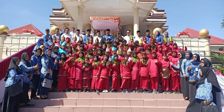 Pemkab Bolaang Mongondow (Bolmong) menggelar upacara dalam rangka Peringatan Hari Anak Nasional 2022 (HAN), Peringatan Hari Koperasi Ke-75 Tahun 2022 yang dirangkaikan dengan Upacara Korpri di lingkungan Pemkab Bolmong Senin 25 Juli 2022. Upacara tersebut berlangsung di halaman Kantor Bupati dihadiri Pj Bupati Limi Mokodompit, Sekretaris Daerah Tahlis Gallang, para Asisten, para pimpinan SKPD, Camat, Sangadi dan Lurag, Forum Anak, pengurus Koperasi serta para ASN. Pj Bupati Bolmong Limi Mokodompit mengatakan, 23 Juli 2022, bangsa Indonesia dari Sabang sampai Merauke memperingati Hari Anak Nasional. Peringatan itu, berdasarkan Kepres Nomor 44 Tahun 1984. Peringatan Hari Anak Nasional dimaknai sebagai kepedulian seluruh bangsa Indonesia terhadap perlindungan anak Indonesia agar tumbuh dan berkembang secara optimal. “Dengan mendorong keluarga Indonesia menjadi lembaga pertama dan utama dalam memberikan perlindungan kepada anak, sehingga akan menghasilkan generasi penerus bangsa yang sehat, cerdas, ceria, berakhlak mulia dan cinta tanah air,” kata Pj Bupati Limi Mokodompit saat menyampaikan sambutan. Melalui peringatan Hari Anak Nasional tahun ini, diharapkan pemerintah dengan seluruh lapisan masyarakat Bolmong bersama berpartisipasi secara aktif untuk meningkatkan kepedulian dalam menghormati, menghargai dan menjamin hak-hak anak tanpa diskriminasi. Selain itu memastikan segala hal yang terbaik untuk anak dalam pertumbuhan dan pekembangannya. “Peringatan Hari Anak Nasional harus dapat dijadikan momentum untuk meningkatkan kepedulian semua warga bangsa Indonesia, baik orang tua, keluarga, masyarakat, dunia usaha, media massa dan pemerintah, terhadap pemenuhan hak dan perlindungan khusus anak, agar anak Indonesia dapat tumbuh dan berkembang secara optimal,” katanya. Limi mengingatkan peringatan Hari Anak Nasional tahun 2022 ini, jangan hanya sekadar seremonial semata, tetapi harus menjadi momentum untuk perbaikan dan kemajuan perlindungan anak di Kabupaten Bolmong. “Tujuan peringatan Hari Anak Nasional untuk memunculkan kepedulian semua pihak, untuk mewujudkan lingkungan yang berkualitas bagi anak melalui pola pengasuhan yang berkualitas,” ungkapnya. Bupati juga mengaku bangga dan bersyukur, karena pada puncak peringatan Hari Anak Nasional 22 Juli, Pemkab Bolmong menerima penghargaan kabupaten layak anak tahun 2022 dengan kategori Pratama, yang diberikan Kementerian Pemberdayaan Perempuan dan Perlindungan Anak Republik Indonesia. Usai menyampaikan sambutan Hari Anak Nasional, Pj Bupati Bolmong Limi Mokodompit menyampaikan ucapan selamat Hari Koperasi Nasional ke-75 tahun 2022 kepada jajaran pengurus kKoperasi yang ada di Kabupaten Bolmong. Tema hari Koperasi Nasional tahun ini adalah "Transformasi Koperasi Untuk Ekonomi Berkelanjutan”. Limi mengatakan, bahwa Koperasi Indonesia harus memiliki kesiapan dan bekal sumber daya yang handal untuk siap berubah dalam menyikapi tantangan kekinian. Menurutnya dunia perkoperasian saat ini tidak hanya sekedar mengubah cara berbisnis dengan memanfaatkan perkembangan teknologi informasi semata, namun menyangkut persoalan mindset atau pola pikir sistem tata kelola. “Kita berharap agar gerakan Koperasi di Indonesia khususnya di Kabupaten Bolmong mampu menjawab tantangan zaman dan bersaing dengan pelaku ekonomi lainnya,” pntanya. Selain itu Bupati mengajak anggota Korpri tetap fokus melaksanakan tugas pokok dan fungsi, sebagai aparatur pemerintah yang siap melayani masyarakat yang membutuhkan pelayanan. “Tetap memperhatikan kedisiplinan ASN dengan tetap menepati jam kerja kantor. Kalaupun ada ASN yang berhalangan masuk kantor, pelayanan tetap berjalan, sekaligus menghindari keluhan masyarakat,” tandasnya. (*)