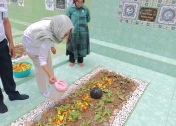 Yasti Ziarah ke Makam H2M