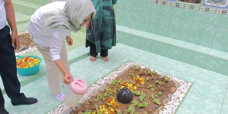 Yasti Ziarah ke Makam H2M