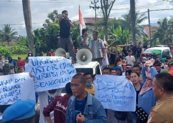 Protes kebijakan Wali Kota Kotamobagu Tatong Bara datang dari para pedagang kaki lima bersama, aktifis LSM dan elemen masyarakat Kota Kotamobagu. Mereka  menggelar aksi demo di Kantor DPRD dan Kantor Kejaksaan Negeri Kotamobagu Senin 8 Agustus 2022. Aksi itu untuk memprotes kebijakan Wali Kota Tatong Bara yang dinilai merugikan masyarakat dan pedagang. Aksi demo ratusan massa itu, diawali di depan Kantor Kejaksaan. Kedatangan mereka untuk memberikan dukungan sekaligus mendesak agar pihak Kejaksaan menseriusi kasus dugaan Korupsi Pasar Genggulang yang sedang ditangani. Kasus korupsi Pasar Genggulang telah   menetapkan dua orang sebagai tersangka. Salah satu peserta aksi, dari elemen masyarakat Irawan Damopolii mengatakan, aksi yang digelar tersebut bertujuan untuk menyampaikan dukungan sekaligus meminta agar Kejaksaan serius. "Aksi ini sebagai wujud dukungan kami, agar Kejaksaan seriusi dalam penanganan kasus korupsi Pasar Genggunlang yang telah menetapkan dua orang sebagai tersangka," kara Irawan. Menurutnya, proyek pembangunan Pasar Genggulang yang menggunakan APBD puluhan miliaran rupiah itu, telah merugikan masyarakat sehingga perlu diseriusi. Selama kurang lebih 30 menit berorasi di depan Kantor Kejaksaan, masa melanjutkan melakukan aksi di depan Kantor DPRD di Jalan Paloko Kinalang. Saat tiba di depan Kantor DPRD sempat terjadi aksi dorong dengan petugas  karena massa memaksa masuk. Namun aksi dorong itu tak berlangsung lama karena Ketua DPRD Kotamobagu Meiddy Makalalag langsung menemui massa pendemo dan mempersilahkan masuk. Di hadapan para wakil rakyat, mereka menyampaikan aspirasi, terkait kebijakan Wali Kota Kotamobagu yang menutup akses masuk di Pasar Serasi dan jalan 23 Maret. Penutupan akses ke pasar itu, melibatkan aparat dari TNI POLRI. Sedikitnya ada empat titik akses yang diblokade dan jaga ketat aparat. Penutupan itu, buntut pemindahan sebagian pedagang ke Pasar Genggulang. Menurut  mereka, keijakan tersebut justru merugikan para pedagang serta pemilik toko lainnya. “Kebijakan Wali Kota Kotamobagu Tatong Bara yang menutup akses jalan masuk ke pasar Serasi tidak manusiawi dan hanya merugikan masyarakat yang tinggal di kompleks pasar. Begitu juga bagi para pedagang warung makan dan toko penjual bahan bangunan,” kata Ketua salah satu elemen masyarakat Ando Lobud. Ando menegaskan, penutupan beberapa titik  masuk ke Pasar Serasi telah melanggar hak asasi manusia sebab  banyak warga yang merasa tertekan dan pedagang dirugikan. "Kami sebagai warga yang tinggal di kompleks Pasar Serasi dan Pasar 23 Maret  menerima dampak dari penutupan akses masuk. Selain itu, ikut memberikan kerugian bagi para pemilik warung makan, toko, dan kios," katanya. Dibeberapa titik masuk ke Pasar Serasi dan Pasar 23 Maret sejumlah aparat TNI Polri ikut dikerahkan untuk berjaga-jaga. Padahal hanya dalam rangka memindahkan sebagian pedagang ke Pasar Genggulang karena telah menempati badan jalan. "Di Kompleks pasar itu, bukan hanya pedagang kecil saja yang berjualan. Tetapi di sana ada toko, dan warung makan. Selama penutupan jalan, para pemilik warung makan mengalmi kerugian karena tidak ada pembeli," katanya. Ketua LBI Dofie Paat lewat pernyataan sikap menegaskan, menolak penutupan jalan keluar masuk pasar yang dilakukan Pemkot Kotamobagu sejak Kamis (4/8). Menurut Dolfie, penutupan akses ke pasar seperti Daerah Operasi Militer (DOM) dan mencekam. Karena disetiap pos penjagaan ada aparat terkesan di wilayah itu terkesan seperti ada Teroris Pusat perbelanjaan usaha pertokoan,rumah makan, serta transportasi mati total karna tidak bisa masuk.Dan ini telah mengakibatkan pelaku usaha rugi besar. “Selaku Ormas, kami meminta kepada DPRD membuat rekomendasi untuk segera membuka akses,” tegasnya. Ketua DPRD Kotamobagu Meiddy Makalalag berjanji akan turun untuk melihat secara langsung penutupan akses masuk pasar. (*)
