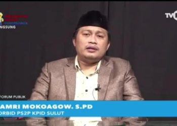 TOTABUAN.CO KOTAMOBAGU -- Komisi Penyiaran Indonesia Daerah (KPID) Sulawesi Utara (Sulut) terus mendorong hadirnya stasiun televisi lokal baru untuk menyambut program Kementerian Komunikasi dan Informatika (Kominfo) yakni Analog Switch Off (ASO) atau peralihan siaran televisi dari analog ke digital. Menurut Anggota KPID Sulut Hamri Mokoagow, setelah beralih stasiun televisi dari analog ke digital, pihaknya berharap akan tumbuh tv lokal yang menayangkan konten konten lokal. "KPID Sulut terus mendorong Tv lokal. Kami sangat berharap akan tumbuh tv tv lokal kedepannya khususnya di Bolaang Mongondow Raya (BMR),” kata Hamri. Ketua GP Anshor Kotamobagu ini mengatakan, saat KPID Sulut gencar melakukan sosialisasi terkait penyiaran digital. "Karena kalau sudah masuk penyiaran digital itu nanti maka akan banyak kanal-kanal yang terbuka," tuturnya. Seluruh siaran TV di Indonesia akan beralih dari analog ke digital November  2022. Analog Switch Off merupakan migrasi siaran televisi dari analog ke digital. Beberapa keuntungan akan didapatkan masyarakat pada siaran digital tersebut seperti tayangan siaran yang jernih serta berbagai macam konten siaran lain. Ia menambahkan, upaya KPID untuk menghadirkan stasiun televisi dalam waktu akan terwujud. Di mana pembangunan stasiun TVRI di BMR rencananya akan dibangun di Kotamobagu. Setelah hampir dua tahun, upaya KPID Sulut  akan menjadi kenyataan. Setelah sebelumnya berhasil mendorong perizinan yang bergerak dalam bidang penyiaran TV kabel, lembaga penyiaran berlangganan, maka kali ini lewat komunikasi, dengan TVRI Nasional dan Sulut untuk pembangunan stasiun TVRI di Kotamobagu tentunya untuk BMR. “Ini salah satu komitmen saya untuk masyarakat dan pemerintah Bolmong Raya. Insya Allah pembangunan ini akan segera ditindak lanjuti TVRI bisa mengunjungi Pemkot Kotamobagu,” tandasnya. (*)