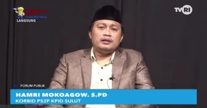 TOTABUAN.CO KOTAMOBAGU -- Komisi Penyiaran Indonesia Daerah (KPID) Sulawesi Utara (Sulut) terus mendorong hadirnya stasiun televisi lokal baru untuk menyambut program Kementerian Komunikasi dan Informatika (Kominfo) yakni Analog Switch Off (ASO) atau peralihan siaran televisi dari analog ke digital. Menurut Anggota KPID Sulut Hamri Mokoagow, setelah beralih stasiun televisi dari analog ke digital, pihaknya berharap akan tumbuh tv lokal yang menayangkan konten konten lokal. "KPID Sulut terus mendorong Tv lokal. Kami sangat berharap akan tumbuh tv tv lokal kedepannya khususnya di Bolaang Mongondow Raya (BMR),” kata Hamri. Ketua GP Anshor Kotamobagu ini mengatakan, saat KPID Sulut gencar melakukan sosialisasi terkait penyiaran digital. "Karena kalau sudah masuk penyiaran digital itu nanti maka akan banyak kanal-kanal yang terbuka," tuturnya. Seluruh siaran TV di Indonesia akan beralih dari analog ke digital November 2022. Analog Switch Off merupakan migrasi siaran televisi dari analog ke digital. Beberapa keuntungan akan didapatkan masyarakat pada siaran digital tersebut seperti tayangan siaran yang jernih serta berbagai macam konten siaran lain. Ia menambahkan, upaya KPID untuk menghadirkan stasiun televisi dalam waktu akan terwujud. Di mana pembangunan stasiun TVRI di BMR rencananya akan dibangun di Kotamobagu. Setelah hampir dua tahun, upaya KPID Sulut akan menjadi kenyataan. Setelah sebelumnya berhasil mendorong perizinan yang bergerak dalam bidang penyiaran TV kabel, lembaga penyiaran berlangganan, maka kali ini lewat komunikasi, dengan TVRI Nasional dan Sulut untuk pembangunan stasiun TVRI di Kotamobagu tentunya untuk BMR. “Ini salah satu komitmen saya untuk masyarakat dan pemerintah Bolmong Raya. Insya Allah pembangunan ini akan segera ditindak lanjuti TVRI bisa mengunjungi Pemkot Kotamobagu,” tandasnya. (*)