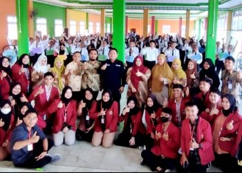 Badan Pelindungan Pekerja Migran Indonesia (BP2MI) Manado melakukan kunjungan ke Institut Kesehatan dan Teknologi Graha Medika (IKTGM) Kotamobagu. Kunjungan tersebut untuk melakukan sosialisasi terkait peluang kerjake luar negeri. Di hadapan 245 mahasiswa, Kepala UPT BP2MI Manado Hendra Makalalag memaparkan soal peluang kerja disejumlah negara. Menurut Hendra, sosialisasi ini sebagai bentuk informasi terhadap peluang kerja ke luar negeri secara procedural kepada masyarakat. “Sosialisasi kali ini, kami jabarkan mengenai prosedur kerja ke luar negeri agar masyarakat Sulawesi Utara khususnya masyarakat Kota Kotamobagu bisa tertarik dan berminat kerja ke luar negeri," ungkapnya. Hendra menyebutkan, bahwa peluang kerja ke luar negeri adalah salah satu cara yang efektif untuk membantu pemerintah daerah mengurangi pengangguran. "Saat ini angka pengangguran Sulawesi Utara sangat tinggi. Kurang lebih 80 ribuan jiwa kini tidak memiliki pekerjaan. Untuk itu peluang kerja ke luar negeri ini adalah peluang yang sangat baik untuk dimanfaatkan," sambung Hendra. Hendra juga menambahkan bahwa gaji yang akan didapat ketika bekerja sebagai pekerja migran juga sangat besar. Ia mencontohkan gaji sebagai Care Worker di Jepang mulai dari 20 juta rupiah per bulan. Begi juga gaji fruit packer di Inggris yang angkanya bisa mancapai 30 juta rupiah perbulan. "Dengan penghasilan sebesar itu, kami yakin para pekerja migran asal Sulawesi Utara khususnya Kota Kotamobagu dapat mensejahterakan keluarganya di Indonesia, membantu pemerintah daerah mengurangi pengangguran, serta dapat membangun daerahnya masing-masing lewat remitansi yang dikirimkan setiap bulannya," tandasnya.(*)
