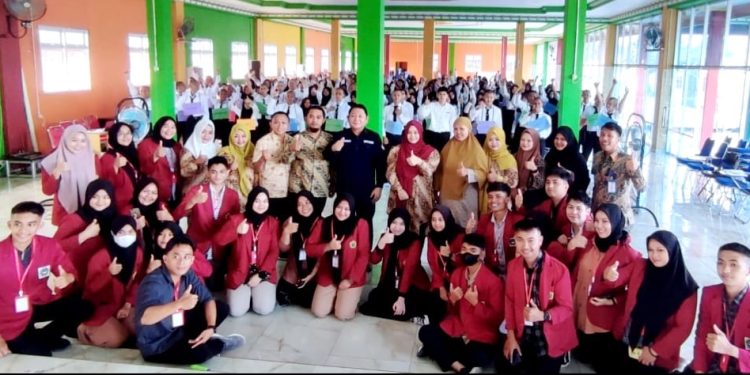 Badan Pelindungan Pekerja Migran Indonesia (BP2MI) Manado melakukan kunjungan ke Institut Kesehatan dan Teknologi Graha Medika (IKTGM) Kotamobagu. Kunjungan tersebut untuk melakukan sosialisasi terkait peluang kerjake luar negeri. Di hadapan 245 mahasiswa, Kepala UPT BP2MI Manado Hendra Makalalag memaparkan soal peluang kerja disejumlah negara. Menurut Hendra, sosialisasi ini sebagai bentuk informasi terhadap peluang kerja ke luar negeri secara procedural kepada masyarakat. “Sosialisasi kali ini, kami jabarkan mengenai prosedur kerja ke luar negeri agar masyarakat Sulawesi Utara khususnya masyarakat Kota Kotamobagu bisa tertarik dan berminat kerja ke luar negeri," ungkapnya. Hendra menyebutkan, bahwa peluang kerja ke luar negeri adalah salah satu cara yang efektif untuk membantu pemerintah daerah mengurangi pengangguran. "Saat ini angka pengangguran Sulawesi Utara sangat tinggi. Kurang lebih 80 ribuan jiwa kini tidak memiliki pekerjaan. Untuk itu peluang kerja ke luar negeri ini adalah peluang yang sangat baik untuk dimanfaatkan," sambung Hendra. Hendra juga menambahkan bahwa gaji yang akan didapat ketika bekerja sebagai pekerja migran juga sangat besar. Ia mencontohkan gaji sebagai Care Worker di Jepang mulai dari 20 juta rupiah per bulan. Begi juga gaji fruit packer di Inggris yang angkanya bisa mancapai 30 juta rupiah perbulan. "Dengan penghasilan sebesar itu, kami yakin para pekerja migran asal Sulawesi Utara khususnya Kota Kotamobagu dapat mensejahterakan keluarganya di Indonesia, membantu pemerintah daerah mengurangi pengangguran, serta dapat membangun daerahnya masing-masing lewat remitansi yang dikirimkan setiap bulannya," tandasnya.(*)