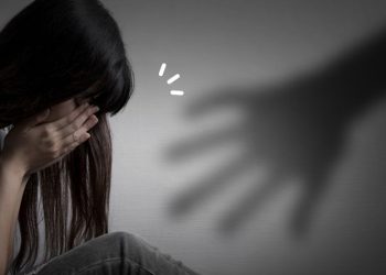 TOTABUAN.CO BOLMONG -- Kekerasan seksual terhadap anak dikabarkan kembali terjadi di Kabupaten Bolaang Mongondow (Bolmong). Kali ini menimpa salah satu anak yang tinggal di Panti Asuhan. Bukan hanya kekerasan seksual, tapi hingga dipekerjakan secara paksa yang diduga dilakukan diduga pemilik panti asuhan. Kabar tersebut diunggah lewat facebbok akun bernama Lembaga Bantuan Hukum Manado Senin 329 Agustus 2022. Dalam unggahan itu, dibeberkan koronologis peristiwa yang dialami seorang anak yang tinggal di Panti asuhan. Berdasarkan unggahan tersebut, kejadian yang dialami terjadi sejak 2019. Saat itu Mawar nama samaran masih berumur 14 tahun. Ia tinggal di Panti Asuhan sejak kepergian kedua orang tuanya sejak ia masih berumur 9 tahun. Mawar menjadi yatim piatu, dan tinggal di Panti Asuhan. Seperti yang diunggah di akun tersebut, Mawar yang didampingi bibinya menceritakan awal kejadian pelecehan itu terjadi dengan modus pijat dan kemudian dipaksa disuruh memegang paha. Mawar mengaku kejadian itu saat masih duduk di bangku kelas 2 SMK. “Modus yang dilakukan terduga pelaku dengan menyuruhnya memijat yang disertai ancaman. Bahkan berapa anak pernah dipukul,” begitu yang ditulis dalam unggahan tersebut. Saat Mawar semakin dewasa, napsu bejat semakin menjadi jadi. Sambil menyuruhnya memijat, pakaian Mawar disuruh buka hingga telanjang dan mulai menyentuh daerah sensitif korban. “Sang Father julukan pemilik yayasan memaksa untuk memegang kelaminnya sampai klimaks. Kejadain itu seminggu hingga 4 kali,” ungkap Mawar. Di akhir 2021, Mawar nekat lari meski  ia berhenti sekolah dan tinggal bersama kakaknya di Manado. Meski sudah tinggal bersama sang kakak, Mawar tak berani melaporkan kejadian pahit tersebut. Namun rupanya kejadian itu membuat Mawar trauma dan sering menyendiri. Beberapa kali, sanga Bibi melihat Mawar menangis tanpa alasan yang jelas. Rupanya peristiwa yang dialami Mawar tercium Bibinya dan akhirnya Mawar menceritakan peristiwa tersebut pada pertegahan Agustus 2022. Dari keterangan keluarga, kasus ini sudah pernah dilaporkan di kantor polisi, dari tingkat Polsek sampai Polres, tapi laporan tersebut tidak pernah ditindak lanjuti secara serius. Pagi 18 Agustus 2022 korban bersama keluarga mendatangani Polsek di wilayah hukum tempat peristiwa itu terjadi. Kecewa Pelayanan Polisi Saat melapor di Polsek setempat, anggota Polisi menyampaikan mereka tidak bisa memproses laporannya tanpa alasan yang jelas. Korban dan keluarga disuruh melapor di Polres Bolmong. Saat mendatangi Polres Bolmong sekitar pukul 10.00 Wita, korban dan keluarga masih disuruh menunggu. Mereka nanti dilayani sore hari. Harapan keluarga yang mulanya bisa mendapat solusi dari kasus ini segera diproses, namun menemui jalan terjal setelah mendengar keterangan dari Polisi bahwa keluarga dibebankan untuk mencari saksi-saksi yang melihat dan mengetahui kejadian. “Keluarga perlu cari saksi supaya kasus diproses,” kata polisi waktu itu. Beragam upaya dilakukan keluarga agar kasus ini bisa diproses, selain melapor polisi mereka juga sudah 3 kali menyambangi UPTD Perlindungan Perempuan dan Anak Kabupaten Bolmong, tapi hasilnya nihil, mereka tidak responsif menyikapi laporan ini. Sejauh tercatat 7 anak yang mengaku pernah menjadi korban pelecehan seksual. Diketahui, jumlah anak yang tinggal di Panti Asuhan per tahun 2021 beriksar 46 anak, dengan mayoritas anak perempuan. Besar kemungkinan diduga masih ada korban lainnya. Beberapa tahun lalu ada juga anak lain yang sempat melaporkan sebagai korban kekerasan seksual ke Polres Bolaang Mongondow, tapi sama, hasilnya nihil. Laporan tidak diproses. Korban yang melapor saat itu belum diketahui kabarnya saat ini. DP3A Bolmong Bantah Tak Koperatif Kepala Dinas Pemberdayaan Perempuan dan Perlindungan Anak (DP3A) Bolmong Farida Mooduto membantah soal adanya tudingan tak koperatif atas laporan keluarga korban. Farida mengaku kasus tersebut sudah dilaporkan di DP3A Bolmong bahkan sudah diambil keterangan korban. Namun saat tim DP3A akan turun di TKP, pihak keluarga meminta untuk ditangguhkan. Mengingatkan kejadian ini akan diketahui dan pelaku akan melarikan diri “Saat itu tim membatalkan rencana ke TKP. Itu berdasarkan kesepakatan dengan pihak keluarga korbanm,” ujar Farida. Ternyata diketahui keluraga korban sudah melapor ke UPTD Propinsi dan sudah didampingi kuasa hukum. “Kasus ini sudah ditangani UPTD Propinsi. Bahkan korban sdh ada di Selter UPTD. DP3A Bolmong akan memberikan rujukan penanganan kasusnya dan itu sudah disampaikan. Jadi tidak benar kalau DP3A Bolmong tidak merespon dan tidak koperatif dengan kasus ini," tandasnya. (*)