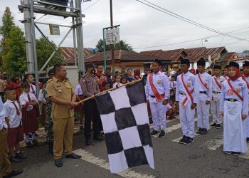 Camat Lepas Lomba Gerak Jalan se Kecamatan Lolayan