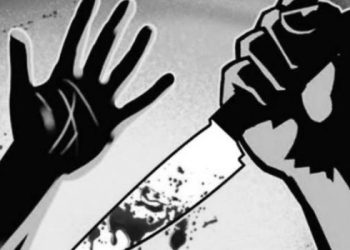 TOTABUAN.CO HUKRIM –  Acara pengucapan syukur yang harusnya dirayakan warga di Dumoga Raya Kabupaten Bolaang Mongondow (Bolmong) dengan suka cita, ternyata harus berujung duka. Alfian Untu alias Pian (40) warga Desa Pinonobatuan Barat Kecamatan Dumoga Timur meregang nyawa setelah dikeroyok. Luka tusuk dan sambetan senjata tajam membuat Ia harus dilarikan ke rumah sakit Monompia Kotamobagu Minggu 22 Agustus 2022. Kepala seksi Humas Polres Bolmong IPTU Herol Mantiri menjelaskan, peristiwa berdarah itu terjadi Minggu (21/8) sekitar pukul 22.00 Wita saat korban dan para pelaku usai pesta minuman keras. Herol mengatakan, berdasarkan hasil pemeriksaan 5 pelaku, usai pesta Miras sempat terjadi perkelahian. Korban diduga terlibat perlahian dengan JK alias Tompek. Saat perkelahian itu terjadi korban jatuh dalam posisi jongkok karena telah dikeroyok. Herol menyebut, saat perkelahian itu terjadi RW alias Ipang mencabut pisau yang dibawa dan langsung menghujam 2 kali tikaman dibagian dada sebelah kiri dan pinggang sebelah kanan. Sedangkan JK alias Tompek juga menghunuskan sebilah parang jenis sonde dan menusuk beberapa kali ke arah tubuh korban. Tak puas dengan kondisi korban yang sudah bersimbah darah, RM, WU dan JL memukul korban. “Usai menganiaya korban para pelaku langsung melarikan diri,” kata Herol. Suasana warga di lokasi kejadian sontak panik dan melarikan korban ke Rumah Sakit Monompia Kotamobagu.  Namun setibanya di rumah sakit nyawa korban sudah tidak tertolong lagi. Ringkus 5 Pelaku Setelah mendapat informasi, Tim Resmob Polres Bolmong langsung melakukan pengejaran para pelaku dan dalam waktu singkat berhasil ditangkap. Di hadapan penyidik para pelaku mengaku menganiaya korban karena perselisihan dan akibat sudah mengkonsumsi Miras. Saat ini kelima pelaku sudah diamankan di sel Polres untuk menjalani proses hukum. Diketahui ke 5 pelaku yakni JL alias Bota (18) warga Pinonobatuan Barat Dusun IV, WU (26) warga Desa Mogoyunggung Dusun IV, RM (22) warga Desa Pinonobatuan Dusun IV, JK alias Tompek (23) warga Pinonobatuan Barat Dusun I dan RW alias Ipang (21) warga Pinonobatuan Barat Dusun V Kecamatan Dumoga Timur. Kapolres Bolmong AKBP Slamet Ramelan, membenarkan terjadinya peristiwa penganiayaan. Ia berharap agar keluarga korban mempercayakan penyelesaian kasusnya kepada Kepolisian dan tidak melakukan aksi balas dendam. “Saya mengimbau warga khususnya keluarga korban agar menyerahkan proses penyelesaian perkara ini kepada pihak Kepolisian. Percayalah kasus ini akan kami tangani sampai tuntas dan jangan ada aksi balas dendam” imbau Kapolres. (*)  