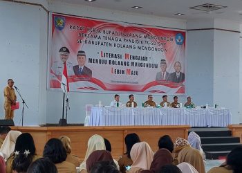 TOTABUAN.CO BOLMONG – Dinas Pendidikan Kabupaten Bolaang Mongondow (Bolmong) mencatat  jumlah guru yang belum memiliki sertifikat atau sertifikasi di Bolmong belum mencapai 50%. Hal itu dikatakan Kepala Dinas Pendidikan Bolmong Renti Mokoginta di rapat kerja guru se Bolmong yang dihadiri Pj Bupati Limi Mokodompit di gedung Bagas Raya Yadika Desa Kopandakan Dua Kecamatan Lolayan Senin 29 Agustus 2022. Menurut Renti, sertifikasi menjadi ukuran dalam menentukan kelayakan profesi. Dia menjelaskan persentase guru yang belum  tersertifikasi paling banyak terdapat di jenjang pendidikan sekolah dasar (SD). Dari jumlah 1019 guru SD di Bolmong, total guru yang belum sertifikasi berjumlah 1174. Sedangkan 730 sudah sertifikasi. Renti menambahkan, persentase terbanyak selanjutnya terdapat di jenjang pendidikan sekolah menengah pertama (SMP). Dari total 1019 jumlah guru SMP, 658 belum sertifikasi. Sedangkan 361 sudah sertifikasi. Untuk jenjang guru TK dari total 517, baru 27 orang tersertifikasi dan 490 guru belum sertifikasi. “Jadi dari total guru disemua jenjang yang ada di Bolmong berjumlah 3440, belum sertifikasi berjumlah 2322 dan sudah sertifikasi berjumlah 1118 guru.   Renti mengungkapkan, sertifikasi guru merupakan amanat UU Nomor 14 Tahun 2005 tentang Guru dan Dosen, karena kualitas guru dapat dilakukan dengan sertifikasi. Adapun sertifikasi guru bertujuan untuk menentukan kelayakan guru dalam melaksanakan tugasnya sebagai agen pembelajaran. Selain itu, bertujuan untuk meningkatkan proses dan mutu hasil pendidikan. (*)