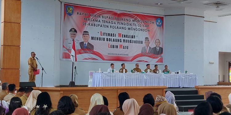 TOTABUAN.CO BOLMONG – Dinas Pendidikan Kabupaten Bolaang Mongondow (Bolmong) mencatat jumlah guru yang belum memiliki sertifikat atau sertifikasi di Bolmong belum mencapai 50%. Hal itu dikatakan Kepala Dinas Pendidikan Bolmong Renti Mokoginta di rapat kerja guru se Bolmong yang dihadiri Pj Bupati Limi Mokodompit di gedung Bagas Raya Yadika Desa Kopandakan Dua Kecamatan Lolayan Senin 29 Agustus 2022. Menurut Renti, sertifikasi menjadi ukuran dalam menentukan kelayakan profesi. Dia menjelaskan persentase guru yang belum tersertifikasi paling banyak terdapat di jenjang pendidikan sekolah dasar (SD). Dari jumlah 1019 guru SD di Bolmong, total guru yang belum sertifikasi berjumlah 1174. Sedangkan 730 sudah sertifikasi. Renti menambahkan, persentase terbanyak selanjutnya terdapat di jenjang pendidikan sekolah menengah pertama (SMP). Dari total 1019 jumlah guru SMP, 658 belum sertifikasi. Sedangkan 361 sudah sertifikasi. Untuk jenjang guru TK dari total 517, baru 27 orang tersertifikasi dan 490 guru belum sertifikasi. “Jadi dari total guru disemua jenjang yang ada di Bolmong berjumlah 3440, belum sertifikasi berjumlah 2322 dan sudah sertifikasi berjumlah 1118 guru. Renti mengungkapkan, sertifikasi guru merupakan amanat UU Nomor 14 Tahun 2005 tentang Guru dan Dosen, karena kualitas guru dapat dilakukan dengan sertifikasi. Adapun sertifikasi guru bertujuan untuk menentukan kelayakan guru dalam melaksanakan tugasnya sebagai agen pembelajaran. Selain itu, bertujuan untuk meningkatkan proses dan mutu hasil pendidikan. (*)