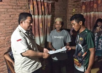 Salah satu warga Kelurahan Pobundayan Kecamatan Kotamobagu Selatan nyaris menjadi korban tindakan semena-mena pihak perusahan ilegal saat bekerja di Malaysia. Beruntung bisa melarikan diri dari tempat ia bekerja dan berhasil dipulangkan ke Indonesia. Kepala BP2MI Sulut Hendra Makalalag mengatakan, setelah menerima  pengaduan langung melakukan berkoordinasi dengan BP2MI Pusat untuk memfasilitasi kepulangan. Pemulangan dilakukan berdasarkan pengaduan permasalahan yang diterima oleh BP2MI Sulut dengan nomor pengaduan ADU.004/UPT-BP2MI/SPP/I/2022. Hendra menjelaskan, pada 20 April 2022 lalu, BP2MI menerima pengaduan dari pihak keluarga bahwa anak mereka telah direkrut secara non-prosedural dan berada di Malaysia untuk dipekerjakan di sana. Selama bekerja di sana, anak mereka mendapat perlakukan tidak semena-mena dari perusahaan dan yang bersangkutan nekat melarikan diri. Namun selama dalam pelarian, yang bersangkutan ditemukan oleh salah satu petugas dari perusahaan dan dijual ke perusahaan lain. Hendra mengatakan, kendala kepulangan yang bersangkutan karena dokumen identitasnya ditahan oleh perusahaan tempat ia bekerja. “Alhamdulillah dengan berkoordinasi ke BP2MI Pusat, langsung difasilitasi kepada Konsulat Jenderal Republik Indonesia (KJRI) di Malaysia dan melakukan proses pemulangan ke Indonesia melalui pelabuhan Entikong Kalimantan Barat,” jelas Hendra. Setelah beberapa hari ditampug yang bersangkutan diberangkatkan ke Manado. “Kita langsung jemput dan antar menuju Kotamobagu di Kelurahan Pobundayan Kota Kotamobagu diterima pihak keluarga,”jelas Hendra. Hendra mengimbau, agar masyarakat berhati-hati dan tidak langsung mempercayai informasi peluang kerja ke luar negeri tanpa prosedur yang jelas. (*)