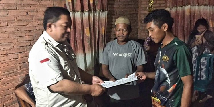 Salah satu warga Kelurahan Pobundayan Kecamatan Kotamobagu Selatan nyaris menjadi korban tindakan semena-mena pihak perusahan ilegal saat bekerja di Malaysia. Beruntung bisa melarikan diri dari tempat ia bekerja dan berhasil dipulangkan ke Indonesia. Kepala BP2MI Sulut Hendra Makalalag mengatakan, setelah menerima pengaduan langung melakukan berkoordinasi dengan BP2MI Pusat untuk memfasilitasi kepulangan. Pemulangan dilakukan berdasarkan pengaduan permasalahan yang diterima oleh BP2MI Sulut dengan nomor pengaduan ADU.004/UPT-BP2MI/SPP/I/2022. Hendra menjelaskan, pada 20 April 2022 lalu, BP2MI menerima pengaduan dari pihak keluarga bahwa anak mereka telah direkrut secara non-prosedural dan berada di Malaysia untuk dipekerjakan di sana. Selama bekerja di sana, anak mereka mendapat perlakukan tidak semena-mena dari perusahaan dan yang bersangkutan nekat melarikan diri. Namun selama dalam pelarian, yang bersangkutan ditemukan oleh salah satu petugas dari perusahaan dan dijual ke perusahaan lain. Hendra mengatakan, kendala kepulangan yang bersangkutan karena dokumen identitasnya ditahan oleh perusahaan tempat ia bekerja. “Alhamdulillah dengan berkoordinasi ke BP2MI Pusat, langsung difasilitasi kepada Konsulat Jenderal Republik Indonesia (KJRI) di Malaysia dan melakukan proses pemulangan ke Indonesia melalui pelabuhan Entikong Kalimantan Barat,” jelas Hendra. Setelah beberapa hari ditampug yang bersangkutan diberangkatkan ke Manado. “Kita langsung jemput dan antar menuju Kotamobagu di Kelurahan Pobundayan Kota Kotamobagu diterima pihak keluarga,”jelas Hendra. Hendra mengimbau, agar masyarakat berhati-hati dan tidak langsung mempercayai informasi peluang kerja ke luar negeri tanpa prosedur yang jelas. (*)