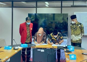 Dalam rangka meningkatkan Sumber Daya Manusia (SDM), Pemerintah Kabupaten Bolaang Mongondow Selatan  (Bolsel) menjalin kerjasama dengan Universitas Hasanuddin (Unhas) Makassar dibidang pemberian Beasiswa prestasi pendidikan kedokteran. Pada kerjasama yang dilakukan pada tahun ini, 2 mahasiswa asal Bolsel resmi masuk fakultas kedokteran melalui jalur SMPTN serta jalur mandiri yang pembiayaannya ditanggung Pemkab Bolsel melalui APBD. "Iya, sudah dua mahasiswa asal Bolsel resmi masuk fakultas kedoktetaran  sebagai komitmen dan tindak lanjut MoU antara Pemkab Bolsel dan Unhas dalam bidang penyelenggaraan pendidikan. 2 mahasiswa yang lulus ini akan dibiayai oleh Pemkab  Bolsel, sebagaimana PKS yang ditandatangani oleh kedua pihak hari ini," jelas Bupati Bolsel Iskandar Kamaru Selasa 2 Agustus 2022. Iskandar mengatakan tujuan dari kerjasama ini untuk melahirkan para dokter yang handal untuk mengabdi di daerah. Selain itu kerjasama ini merupakan tindak lanjut dari MoU Pemkab Bolsel dengan Unhas dalam bidang pendidikan, penelitian dan pengabdian kepada masyarakat. Menurut dia, hal ini dilakukan dalam rangka upaya pemenuhan tenaga dokter di daerah. Beasiswa  tersebut merupakan bentuk kemitraan dan kerjasama antara Pemkab Bolsel bersama Unhas Makassar. Selain itu sebagai bentuk wujud dari visi misi. Iskandar menambahkan, dalam perjanjian atau pernyataan bagi mahasiswa kedokteran yang sudah menyelesaikan pendidikannya di fakultas kedokteran, mereka itu wajib mengabdi di Kabupaten  Bolsel. "Nah, sebagai komitmen dan tindak lanjut MoU antara Pemda Bolsel dan Unhas dalam bidang penyelenggaraan pendidikan, maka kedua mahasiswa yang lulus ini akan dibiayai oleh Pemda Bolsel, sebagaimana PKS yang ditandatangani oleh kedua pihak hari ini," jelas Bupati. Wakil Rektor 2 Unhas Prof  Subhan menyambut baik kerjasama dan berkomitmen menyiapkan SDM yang unggul dan berkualitas. Usai  acara penandatanganan kerjasama, Bupati yang didampingi  Asisten Administrasi Umum Rikson Paputungan, Kadis Sosial Syaiful Botutihe, Kabag Kesra, dan Kabag Tapem diterima oleh Rektor Unhas Prof. DR. Jamaluddin Jompa MSI di ruang kerjanya. (*)