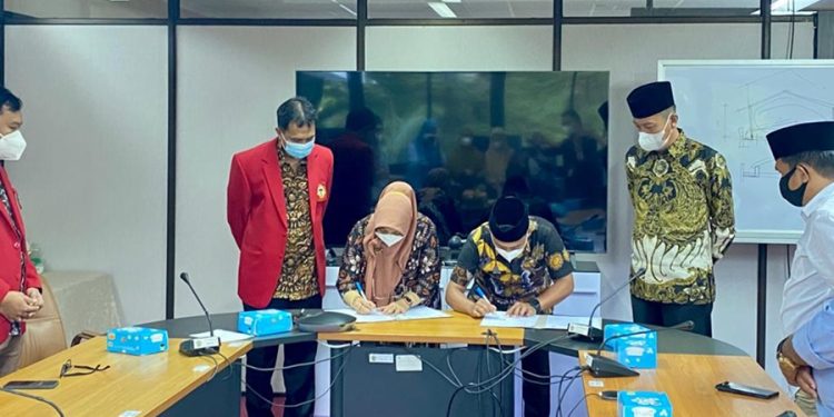 Dalam rangka meningkatkan Sumber Daya Manusia (SDM), Pemerintah Kabupaten Bolaang Mongondow Selatan (Bolsel) menjalin kerjasama dengan Universitas Hasanuddin (Unhas) Makassar dibidang pemberian Beasiswa prestasi pendidikan kedokteran. Pada kerjasama yang dilakukan pada tahun ini, 2 mahasiswa asal Bolsel resmi masuk fakultas kedokteran melalui jalur SMPTN serta jalur mandiri yang pembiayaannya ditanggung Pemkab Bolsel melalui APBD. "Iya, sudah dua mahasiswa asal Bolsel resmi masuk fakultas kedoktetaran sebagai komitmen dan tindak lanjut MoU antara Pemkab Bolsel dan Unhas dalam bidang penyelenggaraan pendidikan. 2 mahasiswa yang lulus ini akan dibiayai oleh Pemkab Bolsel, sebagaimana PKS yang ditandatangani oleh kedua pihak hari ini," jelas Bupati Bolsel Iskandar Kamaru Selasa 2 Agustus 2022. Iskandar mengatakan tujuan dari kerjasama ini untuk melahirkan para dokter yang handal untuk mengabdi di daerah. Selain itu kerjasama ini merupakan tindak lanjut dari MoU Pemkab Bolsel dengan Unhas dalam bidang pendidikan, penelitian dan pengabdian kepada masyarakat. Menurut dia, hal ini dilakukan dalam rangka upaya pemenuhan tenaga dokter di daerah. Beasiswa tersebut merupakan bentuk kemitraan dan kerjasama antara Pemkab Bolsel bersama Unhas Makassar. Selain itu sebagai bentuk wujud dari visi misi. Iskandar menambahkan, dalam perjanjian atau pernyataan bagi mahasiswa kedokteran yang sudah menyelesaikan pendidikannya di fakultas kedokteran, mereka itu wajib mengabdi di Kabupaten Bolsel. "Nah, sebagai komitmen dan tindak lanjut MoU antara Pemda Bolsel dan Unhas dalam bidang penyelenggaraan pendidikan, maka kedua mahasiswa yang lulus ini akan dibiayai oleh Pemda Bolsel, sebagaimana PKS yang ditandatangani oleh kedua pihak hari ini," jelas Bupati. Wakil Rektor 2 Unhas Prof Subhan menyambut baik kerjasama dan berkomitmen menyiapkan SDM yang unggul dan berkualitas. Usai acara penandatanganan kerjasama, Bupati yang didampingi Asisten Administrasi Umum Rikson Paputungan, Kadis Sosial Syaiful Botutihe, Kabag Kesra, dan Kabag Tapem diterima oleh Rektor Unhas Prof. DR. Jamaluddin Jompa MSI di ruang kerjanya. (*)