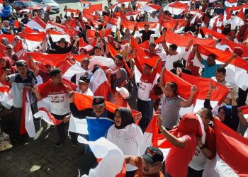  Jelang Hari Kemerdekaan RI ke 77 Pemkab Bolaang Mongondow (Bolmong) menggelar pencanangan 10 juta bendera Merah Putih. Pencanangan 10 juta bendera di Kabupaten Bolmong itu, dipimpin Penjabat Bupati Bolmong Limi Mokodompit diwakili Sekretaris Daerah Tahlis Gallang.  Kegiatan yang dilaksanakan oleh Badan Kesatuan Bangsa dan Politik ini untuk memperingati hari ulang tahun ke-77 Kemerdekaan RI. “Pencanangan ini ditandai dengan pembagian bendera ke para Camat untuk dibagikan ke desa-desa,” ujar Sekda Bolmong Tahlis Gallang. Tahlis menjelaskan, gerakan pembagian 10 juta bendera Merah Putih kepada masyarakat merupakan petunjuk dari Kementerian Dalam Negeri melalui pemerintah provinsi, kabupaten/kota dalam rangka menyemarakkan HUT Ke-77 Kemerdekaan RI. Menurutnya kegiatan ini dilaksanakan dengan pemikiran bahwa bendera Merah Putih merupakan identitas, simbol, dan alat pemersatu bangsa di seluruh wilayah NKRI. “Saya berharap setelah pencangan ini, seluruh SKPD, pimpinan instansi vertikal, BUMN, perbankan, partai politik, organisasi masyarakat, untuk berpartisipasi secara swadaya membagikan bendera Merah Putih kepada masyarakat sampai dengan tanggal 31 Agustus 2022,” tambahnya. Selain itu kegiatan ini juga sebagai ajang sosialisasi kepada pelajar, mahasiswa, ormas, partai politik dan masyarakat untuk menumbuhkan rasa nasionalisme, patriotisme dan cinta tanah air. Kepala Kesbangpol Bolmong Chris Kamasaan menjelaskan kegiatan ini dilandasi pemikiran bendera merah putih merupakan identitas dan simbol bangsa serta sebagai alat pemersatu di seluruh wilayah NKRI. “Pencanangan ini akan diikuti gerakan masif seluruh komponen di masing-masing instansi termasuk,” katanya. Menurutnya gerakan pembagian 10 juta bendera Merah Putih merupakan kegiatan nasional dengan cara menggalang partisipasi dan swadaya pemerintah, masyarakat baik secara pribadi maupun kelompok serta unsur-unsur organisasi kemasyarakatan. (*)