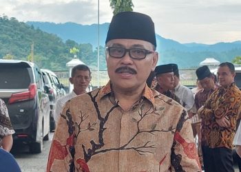 TOTABUAN.CO BOLMONG – Penjabat Bupati Bolaang Mongondow (Bolmong) Limi Mokodompit direncanakan akan melakukan rolling jabatan eselon III dan IV. Hal dilakukan demi peningkatan kerja disemua OPD. “Iya rencana (rolling) akan dilakukan,” kata Kepala Badan Kepegawaian Pendidikan dan Pelatihan (BKPP) Bolmong Umarudin Amba Kamis 25 Agustus kepada wartawan ini. Rolling yang akan dilakukan untuk pejabat eselon III dan IV ini, sebagai tindak lanjut dari evaluasi yang dilakukan. Selain itu dalam rangka pengisian jabatan-jabatan yang kosong disejumlah OPD, sambung Umarudin. Kendati begitu, permohonan pengajuan rolling jabatan, diawali dengan pengajuan surat permohonan ke Komisi Aparatur Sipil Negara (KASN). Umarudin menjelaskan, pengajuan permohonan ke KASN, karena status kepala daerah sebagai penjabat bupati. “Tentu harus ada persetujuan dari KASN hingga Kemendagri agar tidak menimbulkan gugatan dikemudian hari,” jelasnya. Kendati berstatus sebagai penjabat kepala daerah, namun Limi memiliki tugas dan wewenang. Hal itu merujuk Pasal 65 Ayat (1) UU Nomor 23 Tahun 2014 tentang pemerintah daerah. “Salah satu agenda yang akan bersamaan dengan rolling pejabat eselon III dan IV, yakni pelantikan pejabat eselon II dalam rangka pengisian. Yakni pengambilan sumpah Kepala Bappeda, Dinas Ketahanan Pangan dan Kepala Dinas Sosial selesai job fit,” tandasnya. (*)  