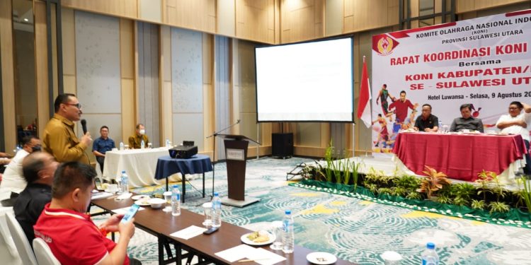 BOLMONG – Ketua Harian KONI Kabupaten Bolaang Mongondow (Bolmong) Ashari Sugeha mengatakan, Pekan Olahraga Provinsi (Porprov) Sulut tahun 2022 yang akan dilaksanakan di Kabupaten Bolmong terus dimatangkan. Rencananya Porprov Bolmong, masih akan menggunakan fasilitas yang ada di Kota Kotamobagu. Hal itu dikatakanya saat menghadiri Rakor KONI se Sulut yang dibuka Wakil Gubernur Sulut Steven Kandouw Selasa 9 Agustus 2022. Menurut Ashari, dari jadwal yang direncanakan pada November mendatang, pelaksanaannya, akan dilaksanakan di dua tempat. Yakni Bolmong dan Kota Kotamobagu. Ia menjelaskan, untuk 21 Cabor akan dilaksanakan di Kabupaten Bolmong dan 12 Cabor akan dilaksanakan di Kota Kotamobagu. “Kita terus mematangkan pelaksanaan Porprov yang akan dilaksanakan pada November mendatang,” katanya. Menurutnya sarana dan prasarana sudah siap. Begitu juga dengan penganggaran. Kesiapan fasilitas bagi para atlet juga menjadi prioritas begit8 juga sarana pertandingan. Namun soal akomodasi akan diatur sendiri masing-masing kontingen. Pj Bupati Bolmong Limi Mokodompit yang tidak lain adalah Ketua KONI Bolmong menyampaikan, Kabupaten Bolmong sebagai tuan rumah sudah siap. Siap dari sisi administrasi dan siap dari sisi keamanan. “Kondisi keamanan di Kabupaten Bolmong kondusif,” kata Limi.