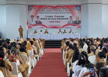 BOLMONG – Penjabat Bupati Bolaang Mongondow (Bolmong) Limi Mokodompit menghadiri rapat kerja bersama guru se Kabupaten Bolmong  bertempat di Gedung Bagas Raya Yadika Desa Kopandakan II Kecamatan Lolayan Senin 29 Agustus 2022. Ada tiga ribuan guru mulai dari guru PAUD, SD hingga SMP hadir di acara tersebut. Rapat dengan mengangkat tema Literasi Mengajar Menuju Bolaang Mongondow Lebih Maju, dihadiri Sekda Bolmong Tahlis Gallang, para Asisten, staf khusus gubernur Firasat Mokodompit serta para pimpinan OPD. Menurut Pj Bupati Bolmong Limi Mokodompit pembangunan di bidang pendidikan, merupakan salah satu prioritas utama pembangunan nasional dan prioritas pembangunan di Kabupaten Bolmong. Dimana pendidikan merupakan aspek yang sangat penting, dalam meningkatkan kualitas kehidupan manusia. Peningkatan kualitas pendidikan katanya, bukan hanya tanggung jawab pemerintah semata, melainkan tanggung jawab semua pihak. “Sesuai dengan apa yang tercantum dalam undang undang sistem pendidikan nasional, bahwa tugas untuk menyukseskan program mencerdaskan kehidupan bangsa, bukanlah hanya tugas pemerintah, tetapi tugas itu adalah tugas bersama antara pemerintah dan masyarakat,” katanya. Selain itu guru sebagai agen pembelajaran, saat ini dituntut harus mempunyai lima kompetensi yang mumpuni. Ia menjelaskan, yakni kompetensi managerial, kompetensi kewirausahaan, kompetensi supervisi, kompetensi kepribadian serta kompetensi sosial. Konteks kompetensi tersebut guru dituntut untuk mempunyai wawasan, pengetahuan dan ketrampilan yang luas, sikap dan tindakan yang cerdas dan bertanggung jawab yang harus dimiliki seorang guru sebagai jabatan profesi. Upaya pemerintah terus dilakukan dan membuat kebijakan untuk memajukan pembangunan di bidang pendidikan. Dia mencontohkan, pengalokasian anggaran sebesar 20% dari total APBD untuk bidang pendidikan, peningkatan kesejahteraan pendidik dan tenaga kependidikan, penyaluran dana alokasi khusus bidang pendidikan, bantuan operasional sekolah, serta peningkatan kesejahteraan guru. “Alokasi anggaran 20% bidang pendidikan tersebut, pemerintah daerah dituntut untuk mencapai salah satu indikator keberhasilan yang tertuang dalam indikator kinerja utama yaitu indeks pendidikan. Ini menjadi salah satu elemen penting dalam indeks pembangunan manusia,” ungkapnya. Limi ikut berpesan bahwa guru harus berkonsentrasi untuk memajukan pendidikan, sekaligus menjadi agen perubahan yang mampu mengerakkan dan mengoptimalkan segenap sumber daya yang dimiliki. Hal ini untuk mewujudkan penyelenggaraan pendidikan yang bermutu dan berkualitas. Para kepala sekolah, dituntut bekerja sama dengan para guru sebagai tim kerja, dengan membuat program sekolah, pengorganisasian sekolah, pengoperasian sekolah, menjalin komunikasi sekolah, menata kepegawaian sekolah, dan mengatur pembiayaan sekolah. Selain itu, kepala sekolah memberikan kesempatan kepada para guru dan tenaga kependidikan lainnya, untuk melanjutkan pendidikan ke jenjang yang lebih tinggi, serta memberi kesempatan dan mengusulkan para guru, untuk mengikuti sertifikasi jabatan guru profesional. “Pendidikan yang efektif membutuhkan kolaboratif yang efektif dari sekolah, guru, siswa dan orang tua. Karena tanpa kolaboratif itu, pendidikan yang efektif tidak akan tercapai,” tambahnya. Para guru tidak malas mendidik dan mengajar, karena hal tersebut sudah menjadi tugas utama. Terlebih bagi guru profesional yang sudah mendapatkan tunjangan sertifikasi guru, termasuk tunjangan bagi guru yang mengajar di desa-desa terpencil. “Saya berharap pertemuan ini benar–benar dioptimalkan untuk menyelesaikan berbagai permasalahan yang ada dalam bidang pendidikan, termasuk pembangunan prasarana dan sarana pendidikan, pelaksanaan ujian nasional, serta mengevaluasi berbagai hasil pembangunan bidang pendidikan,” tandasnya. Sebelumnya Kepala Dinas Pendidikan Bolmong Renti Mokoginta menjelaskan, jumlah tenaga pendidikan di Kabupaten Bolmong mulai dari berstatus ASN, P3K, yang dibiayai APBD, dana bos mulai dari PAUD, SD dan SMP berjumlah 3.440 orang. Dari jumlah tersebut jumlah tenaga pendidik ASN, P3K dan Honda dan Honor sekolah dengan GTY berjumlah 517,  jenjang SD, ASN, P3K, Honnor daerah, Honor sekolah dengan GTY berjumlah 1.904 orang,  SMP jenjang ASN, P3K, Honnor daerah, Honor sekolah dengan GTY berjumlah 1019 orang. Dengan adanya rapat kerja guru se Kabupaten Bolmong, diharapkan akan lebh memaksimalkan tugas guru dimasing-masing jenjang yang ada. (*)