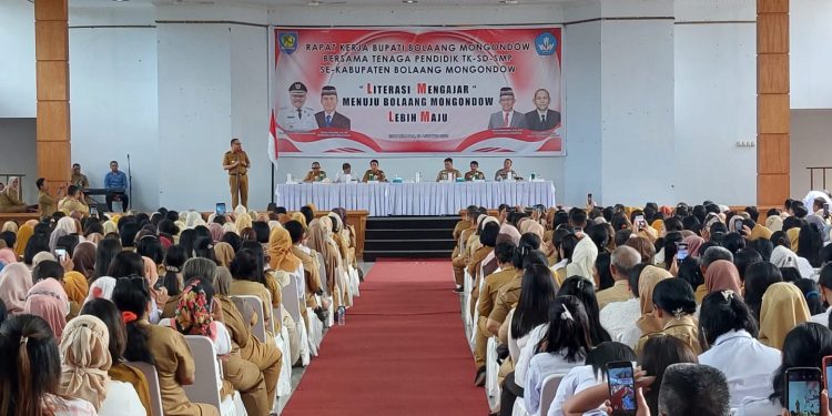 BOLMONG – Penjabat Bupati Bolaang Mongondow (Bolmong) Limi Mokodompit menghadiri rapat kerja bersama guru se Kabupaten Bolmong bertempat di Gedung Bagas Raya Yadika Desa Kopandakan II Kecamatan Lolayan Senin 29 Agustus 2022. Ada tiga ribuan guru mulai dari guru PAUD, SD hingga SMP hadir di acara tersebut. Rapat dengan mengangkat tema Literasi Mengajar Menuju Bolaang Mongondow Lebih Maju, dihadiri Sekda Bolmong Tahlis Gallang, para Asisten, staf khusus gubernur Firasat Mokodompit serta para pimpinan OPD. Menurut Pj Bupati Bolmong Limi Mokodompit pembangunan di bidang pendidikan, merupakan salah satu prioritas utama pembangunan nasional dan prioritas pembangunan di Kabupaten Bolmong. Dimana pendidikan merupakan aspek yang sangat penting, dalam meningkatkan kualitas kehidupan manusia. Peningkatan kualitas pendidikan katanya, bukan hanya tanggung jawab pemerintah semata, melainkan tanggung jawab semua pihak. “Sesuai dengan apa yang tercantum dalam undang undang sistem pendidikan nasional, bahwa tugas untuk menyukseskan program mencerdaskan kehidupan bangsa, bukanlah hanya tugas pemerintah, tetapi tugas itu adalah tugas bersama antara pemerintah dan masyarakat,” katanya. Selain itu guru sebagai agen pembelajaran, saat ini dituntut harus mempunyai lima kompetensi yang mumpuni. Ia menjelaskan, yakni kompetensi managerial, kompetensi kewirausahaan, kompetensi supervisi, kompetensi kepribadian serta kompetensi sosial. Konteks kompetensi tersebut guru dituntut untuk mempunyai wawasan, pengetahuan dan ketrampilan yang luas, sikap dan tindakan yang cerdas dan bertanggung jawab yang harus dimiliki seorang guru sebagai jabatan profesi. Upaya pemerintah terus dilakukan dan membuat kebijakan untuk memajukan pembangunan di bidang pendidikan. Dia mencontohkan, pengalokasian anggaran sebesar 20% dari total APBD untuk bidang pendidikan, peningkatan kesejahteraan pendidik dan tenaga kependidikan, penyaluran dana alokasi khusus bidang pendidikan, bantuan operasional sekolah, serta peningkatan kesejahteraan guru. “Alokasi anggaran 20% bidang pendidikan tersebut, pemerintah daerah dituntut untuk mencapai salah satu indikator keberhasilan yang tertuang dalam indikator kinerja utama yaitu indeks pendidikan. Ini menjadi salah satu elemen penting dalam indeks pembangunan manusia,” ungkapnya. Limi ikut berpesan bahwa guru harus berkonsentrasi untuk memajukan pendidikan, sekaligus menjadi agen perubahan yang mampu mengerakkan dan mengoptimalkan segenap sumber daya yang dimiliki. Hal ini untuk mewujudkan penyelenggaraan pendidikan yang bermutu dan berkualitas. Para kepala sekolah, dituntut bekerja sama dengan para guru sebagai tim kerja, dengan membuat program sekolah, pengorganisasian sekolah, pengoperasian sekolah, menjalin komunikasi sekolah, menata kepegawaian sekolah, dan mengatur pembiayaan sekolah. Selain itu, kepala sekolah memberikan kesempatan kepada para guru dan tenaga kependidikan lainnya, untuk melanjutkan pendidikan ke jenjang yang lebih tinggi, serta memberi kesempatan dan mengusulkan para guru, untuk mengikuti sertifikasi jabatan guru profesional. “Pendidikan yang efektif membutuhkan kolaboratif yang efektif dari sekolah, guru, siswa dan orang tua. Karena tanpa kolaboratif itu, pendidikan yang efektif tidak akan tercapai,” tambahnya. Para guru tidak malas mendidik dan mengajar, karena hal tersebut sudah menjadi tugas utama. Terlebih bagi guru profesional yang sudah mendapatkan tunjangan sertifikasi guru, termasuk tunjangan bagi guru yang mengajar di desa-desa terpencil. “Saya berharap pertemuan ini benar–benar dioptimalkan untuk menyelesaikan berbagai permasalahan yang ada dalam bidang pendidikan, termasuk pembangunan prasarana dan sarana pendidikan, pelaksanaan ujian nasional, serta mengevaluasi berbagai hasil pembangunan bidang pendidikan,” tandasnya. Sebelumnya Kepala Dinas Pendidikan Bolmong Renti Mokoginta menjelaskan, jumlah tenaga pendidikan di Kabupaten Bolmong mulai dari berstatus ASN, P3K, yang dibiayai APBD, dana bos mulai dari PAUD, SD dan SMP berjumlah 3.440 orang. Dari jumlah tersebut jumlah tenaga pendidik ASN, P3K dan Honda dan Honor sekolah dengan GTY berjumlah 517, jenjang SD, ASN, P3K, Honnor daerah, Honor sekolah dengan GTY berjumlah 1.904 orang, SMP jenjang ASN, P3K, Honnor daerah, Honor sekolah dengan GTY berjumlah 1019 orang. Dengan adanya rapat kerja guru se Kabupaten Bolmong, diharapkan akan lebh memaksimalkan tugas guru dimasing-masing jenjang yang ada. (*)