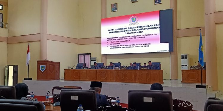 TOTABUAN.CO BOLMONG –- Tiga fraksi DPRD Kabupaten Bolaang Mongondow (Bolmong) melayangkan sikap kritik terhadap kinerja Penjabat Bupati Limi Mokodompit. Kritik yang dilayangkan itu, karena Limi terkesan mengabaikan undangan DPRD dalam rangka rapat paripurna. Anggota DPRD Bolmong dari Fraksi Golkar Sulhan Manggabarani menegaskan, ketidakhadiran Pj Bupati di rapat paripurna  mencerminkan sikap egois terhadap kerja antar lembaga sebagai mitra kerja. Menurut Sulhan, undangan yang dilayangkan Sekretariat DPRD dalam rangka rapat paripurna, sudah disampaikan satu hari sebelumnya. Rapat yang diagendakan pada pukul 09.00 Wita, harus molor dan nanti dibuka pukul 13.00 Wita karena menunggu kehadiran Pj Bupati. Meski tidak dihadiri Pj Bupati, rapat paripurna yang dipimpin Ketua DPRD Bolmong Welty Komaling tetap dilaksanakan. “Kita memahami jika Pj Bupati ada halangan atau sedang melayat. Tapi setidaknya ada pemberitahuan meski kita harus  menungguh meski sampai pukul berapa-pun,” tegas Sulhan Selasa 23 Agustus 2022. Wakil Ketua DPRD Bolmong itu menjelaskan, agenda rapat paripurna yang dilaksanakan ini, sudah diputuskan lewat Badan Musyarawah (Banmus). Sedikitnya ada tiga 4 agenda yang dilaksanakan lewat rapat paripurna tersebut. Yakni penetapan persetujuan atas Ranperda inisiatif DPRD tentang pedoman badan usaha milik desa. Serta tiga agenda lainnya yakni pembicaraan tingkat I penyampaian Ranperda inisiatif DPRD terkait pelayanan jamaah haji, Ranperda kepemudaan sera Ranperda kedudukan hak keuangan dan administrasi pimpinan DPRD. Dari 4 agenda rapat paripurna, DPRD terpaksa membatalkan pembahasan tentang Ranperda pedoman badan usaha milik desa. Selain itu kata Sulhan, meski disibukan dengan  alasan sedang melayat ke rumah duka, setidaknya DPRD mendapat pemberitahuan karena agenda tersebut tidak kalah penting juga. “Ini juga urgent untuk kita tindaklanjuti. Sebab ini juga untuk kepentingan masyarakat,” tandasnya. Selain Sulhan, Ketua Fraksi Partai Nasdem Marsi Daeng Masengi ikut menyuarakan kritik terhadap ketidakhadiran Pj Bupati Bolmong Limi Mokodompit di rapat rapat paripurna. Menurutnya, pandangan fraksi-fraksi di DPRD sangat penting untuk didengar oleh Pj Bupati. Hal guna perbaikan serta peningkatan pelayanan terhadap masyarakat. “Selain hadir dalam undangan kami, ada pandangan fraksi yang akan kami sampaikan perlu juga didengar. Ini pesan keras buat Pj Bupati, tolong jangan hanya pentingkan pencitraan diri sendiri," tegasnya. Fraksi PKB Supandri Damogalad pun ikut mendukung sikap kritis yang dilayangkan dua fraksi yang menyayangkan ketidakhadiran di rapat parippurna. Menurut politisi PKB ini, rapat paripurna yang dilaksanakan ini, tidak kalah penting karena menyangkut kepentingan masyarakat juga. “Ketidakhadiran di rapat paripurna, tentu akan menjadi catatan bagi fraksi-fraksi di DPRD,” sentilnya. Kepala Bagian Tata Urusan Pimpinan (TUP) Protokol dan Humas Pemkab Bolmong, Rahmat Irmansyah Makalalag mengatakan, sebelum menghadiri rapat paripurna, Pj Bupati menghadiri dua acara dalam rangka melayat ke rumah duka. Yang pertama kata Irmansyah, melayat rumah duka di Kotamobagu dan kedua melayat ke rumah duka di Dumoga. “Memang awalnya Bapak (Pj Bupati) akan hadir. Tapi kondisi kesehatan tidak memungkinkan untuk hadir. Terpaksa mendelegasikan ke Pak Sekda,” kata Irmansyah. “Ketidakhadiran Pak Bupati di rapat paripurna, sama sekali tidak direncanakan atau abai. Cuma kondisi kesehatan beliau tidak memungkin untuk hadir. Tentu ini perlu permakluman,” tandas Irmansyah.  Apresiasi Buat DPRD Sekda Bolmong Tahlis Gallang saat menyampaikan sambutan mewakili Pj Bpati Limi Mokodompit menyampaikan apresiasi atas kinerja DPRD atas usulan tiga Ranperda inisiatif. Tahlis mengatakan, tiga Ranperda inisiatif DPRD tentang pelayanan jamaah haji, karena masih terdapat beberapa kelemahan, baik dalam aspek regulasi dan tata kelola kebijakan, pembinaan, pelayanan, dan pelindungan jamaah haji, maupun pengawasan terhadap pelaksanaan penyelenggaraan ibadah haji. Oleh karenanya, perlu dilakukan penyempurnaan aturan dan perbaikan dalam praktik penyelenggaraannya, sehingga penyelenggaraan ibadah haji dapat dilaksanakan dengan aman dan nyaman dalam menunjang kebutuhan transportasi jamaah haji daerah. Selain itu Ranperda tentang kepemudaan, merupakan kekuatan moral, kontrol sosial dan agen perubahan sebagai perwujudan dari fungsi, peran, karakteristik, dan kedudukannya yang strategis dalam pembangunan nasional. Dengan adanya Ranperda inisiatif tentang kepemudaan, diharapkan mempunyai  pedoman dan kepastian hukum untuk semua kegiatan kepemudaan yang dilaksanakan dalam rangka kemajuan daerah. Begitu juga tentang kedudukan protokoler, hak keuangan dan administratif pimpinan dan anggota DPRD lanjut Sekda Tahis Gallang, didasarkan karena DPRD mempunyai kedudukan setara dan memiliki hubungan kerja bersifat kemitraan dengan pemerintah daerah. Sehingga kedudukan protokoler pimpinan dan anggota DPRD yang setara dengan pemerintah daerah memiliki kedudukan yang sama dan sejajar. Sedangkan untuk hak keuangan dan administratif pimpinan dan anggota DPRD Bolmong, didasarkan pada kesamaan tugas dengan kepala daerah dalam penyelenggaraan pemerintahan daerah. Sehingga pimpinan dan anggota DPRD perlu diberikan berbagai fasilitas serta tunjangan penghasilan, yang sesuai dengan kaidah peraturan perundang-undangan yang berlaku. “Ketiga Ranperda inisiatif DPRD yang telah disebutkan tadi, sangat tepat untuk kita jadikan sebagai pedoman dan dasar hukum, dalam rangka pelayanan jamaah haji daerah, dalam kegiatan kepemudaan di daerah, serta kedudukan protokoler, hak keuangan dan administratif pimpinan dan anggota DPRD Bolmong,” kata Tahllis saat membacakan sambutan. Dengan disampaikan tiga Ranperda, pemerintah daerah menyetujui Ranperda inisiatif, untuk dibahas pada tahap selanjutnya. (*)