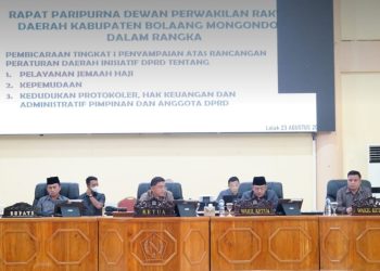 TOTABUAN.CO BOLMONG – Rancangan Peraturan Daerah (Ranperda) inisiatif DPRD Kabupaten Bolaang Mongondow (Bolmong) tentang badan Usaha Milik Desa (Bumdes) yang rencananya akan disahkan melalui rapat paripurna, terpaksa ditangguhkan. Hal itu disebabkan ketidakhadiran Penjabat Bupati Limi Mokodongan di rapat paripurna Selasa 23 Agustus 2022. “Iya, terpaksa kita batalkan dulu pengesahan Ranperda Bumdes,” ujar Wakil Ketua DPRD Bolmong Sulhan Manggarani. Ranperda tentang Bumdes tersebut, merupakan hasil rancangan DPRD, yang memuat point-point penting tentang badan usaha yang akan dilaksanakan disetiap desa di Bolmong. Buntut tidak hadirnya Pj Bupati di rapat paripurna pembahasan tingkat II Ranperda Bumdes, tiga fraksi di DPRD melayangkan sikap protes karena dinilai tidak menghargai undangan lembaga. Rapat paripurna itu dipimpin Ketua DPRD Welty Komaling didampingi dua wakil ketua yakni Sulhan Manggabarani dan Sukron Mamonto serta para anggota DPRD lainnya. Pj Bupati Bolmong Limi Mokodompit di rapat paripurna hanya mendelegasikan Sekretaris Daerah Tahlis Gallang sekaligus membacakan sambutan. Buntut ketidakhadiran Pj Bupati,  DPRD hanya memparipurnakan tiga Ranperda inisiati mereka. Yakni Ranperda tentang Kepemudaan, Ranperda tentang Jamaah Haji dan Ranperda tentang kedudukan protokoler, hak keuangan dan administratif pimpinan dan anggota DPRD. Kepala Bagian Risalah dan Persidangan DPRD Bolmong, Frangki Panelewen menambahkan, ada 3 Ranperda inisitiatif DPRD yang baru saja diparipurnakan dan akan dibahas ketahap selanjutnya. 3 Raperda itu merupakan rancangan DPRD. Ia yakin, Ranperda inisiatif DPRD akan cepat selesai dan disahkan lewat paripurna. “Memang Ranperda Bumdes masih ditangguhkan sambil menunggu paripurna selanjutnya kemudian akan disahkan. Karena akan langsung ditandatangani oleh kepala daerah,” katanya. (*)