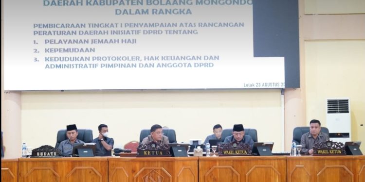 TOTABUAN.CO BOLMONG – Rancangan Peraturan Daerah (Ranperda) inisiatif DPRD Kabupaten Bolaang Mongondow (Bolmong) tentang badan Usaha Milik Desa (Bumdes) yang rencananya akan disahkan melalui rapat paripurna, terpaksa ditangguhkan. Hal itu disebabkan ketidakhadiran Penjabat Bupati Limi Mokodongan di rapat paripurna Selasa 23 Agustus 2022. “Iya, terpaksa kita batalkan dulu pengesahan Ranperda Bumdes,” ujar Wakil Ketua DPRD Bolmong Sulhan Manggarani. Ranperda tentang Bumdes tersebut, merupakan hasil rancangan DPRD, yang memuat point-point penting tentang badan usaha yang akan dilaksanakan disetiap desa di Bolmong. Buntut tidak hadirnya Pj Bupati di rapat paripurna pembahasan tingkat II Ranperda Bumdes, tiga fraksi di DPRD melayangkan sikap protes karena dinilai tidak menghargai undangan lembaga. Rapat paripurna itu dipimpin Ketua DPRD Welty Komaling didampingi dua wakil ketua yakni Sulhan Manggabarani dan Sukron Mamonto serta para anggota DPRD lainnya. Pj Bupati Bolmong Limi Mokodompit di rapat paripurna hanya mendelegasikan Sekretaris Daerah Tahlis Gallang sekaligus membacakan sambutan. Buntut ketidakhadiran Pj Bupati, DPRD hanya memparipurnakan tiga Ranperda inisiati mereka. Yakni Ranperda tentang Kepemudaan, Ranperda tentang Jamaah Haji dan Ranperda tentang kedudukan protokoler, hak keuangan dan administratif pimpinan dan anggota DPRD. Kepala Bagian Risalah dan Persidangan DPRD Bolmong, Frangki Panelewen menambahkan, ada 3 Ranperda inisitiatif DPRD yang baru saja diparipurnakan dan akan dibahas ketahap selanjutnya. 3 Raperda itu merupakan rancangan DPRD. Ia yakin, Ranperda inisiatif DPRD akan cepat selesai dan disahkan lewat paripurna. “Memang Ranperda Bumdes masih ditangguhkan sambil menunggu paripurna selanjutnya kemudian akan disahkan. Karena akan langsung ditandatangani oleh kepala daerah,” katanya. (*)
