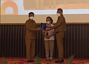 Kabupaten Bolaang Mongondow (Bolmong) meraih penghargaan terbaik pertama kategori kinerja pengelolaan Dana Alokasi Khusus Fisik (DAK) Tahun 2022 lingkup  Provinsi Sulawei Utara  (Sulut). Penghargaan tersebut diserahkan Gubernur Sulut Olly Dondokambey diterima Sekretaris Daerah Bolmong Tahliss Gallang bertempat di Gedung Keuangan Negara Kanwil Dirjen Perbendaharaan Propinsi Sulut Manado Kamis 15 Agustus 2022. Sekda Bolmong Tahlis Gallang mengaku bersyukur karena Kabupaten Bolmong mampu memenuhi kriteria dan persyaratan dalam mengelolah dana alokasi khusus (DAK). Tahlis  menjelaskan, kriteria yang dinilai pada kategori pengelolaan DAK fisik antara lain ketepatan waktu penyampaian dokumen persyaratan pengajuan, kelengkapan dokumen yang disampaikan, serta presentase realisasi penyerapan DAK Fisik per tahapan. “Tentunya penghargaan tidak lepas dari kerjasama dari semua stacholder” kara Tahlis. Ia menambahkan,pencapaian tersebut dapat diraih atas arahan pimpinan serta kerjasama tim perangkat daerah. “Semoga dengan diraihnya penghargaan ini dapat memberi motivasi daerah khususnya Kabupaten Bolmong untuk bekerja lebih baik lagi demi kemajuan Kabupaten Bolmong dimasa yang akan datang,” katanya. Adapun kriteria penilaian penghargaan tersebut adalah yakni realisasi penyaluran dari RKUN ke RKUD, penyampaian laporan belanja DAK Fisik dari RKUD. Selain itu efektifitas atas penggunaan DAK Fisik yang telah dialokasikan, ketercapaian output atas pelaksanaan kegiatan DAK Fisik dan kepatuhan Pemda dalam percepatan penyampaian APBD serta jumlah kegiatan. (*)